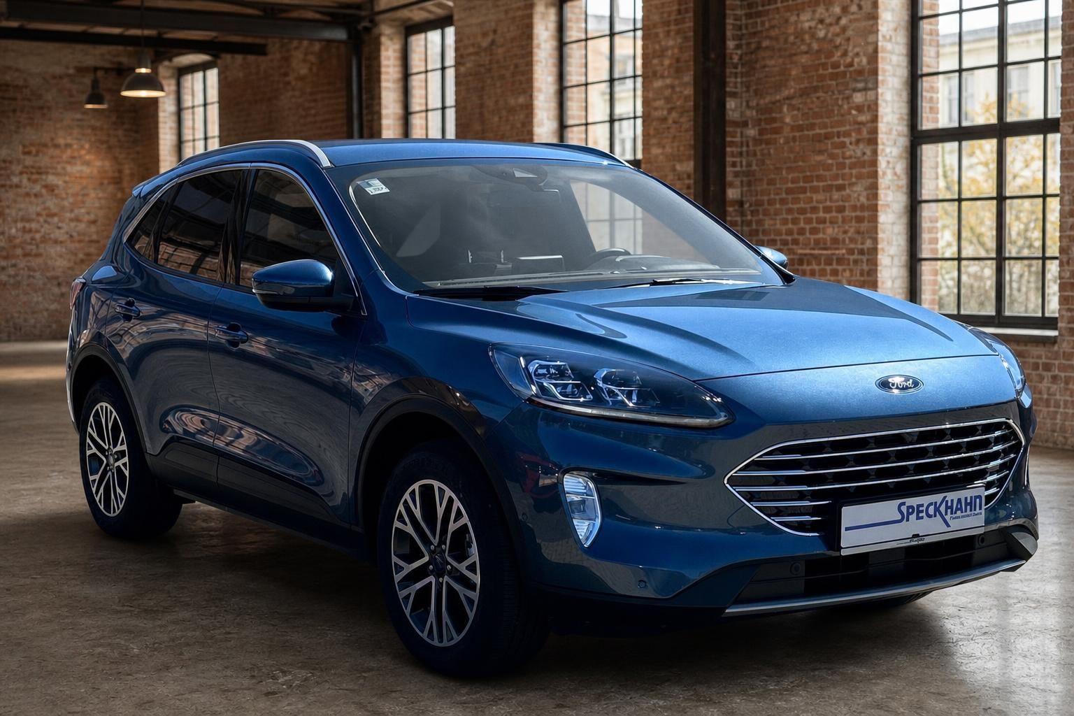 Ford Kuga SUV in Blau – Frontansicht schräg von vorne rechts bei Autohaus Speckhahn