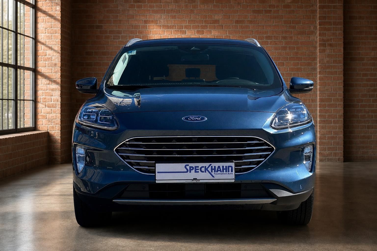 Ford Kuga blau Frontansicht – SUV mit Ford-Logo, Chromgrill und Speckhahn Kennzeichenhalter