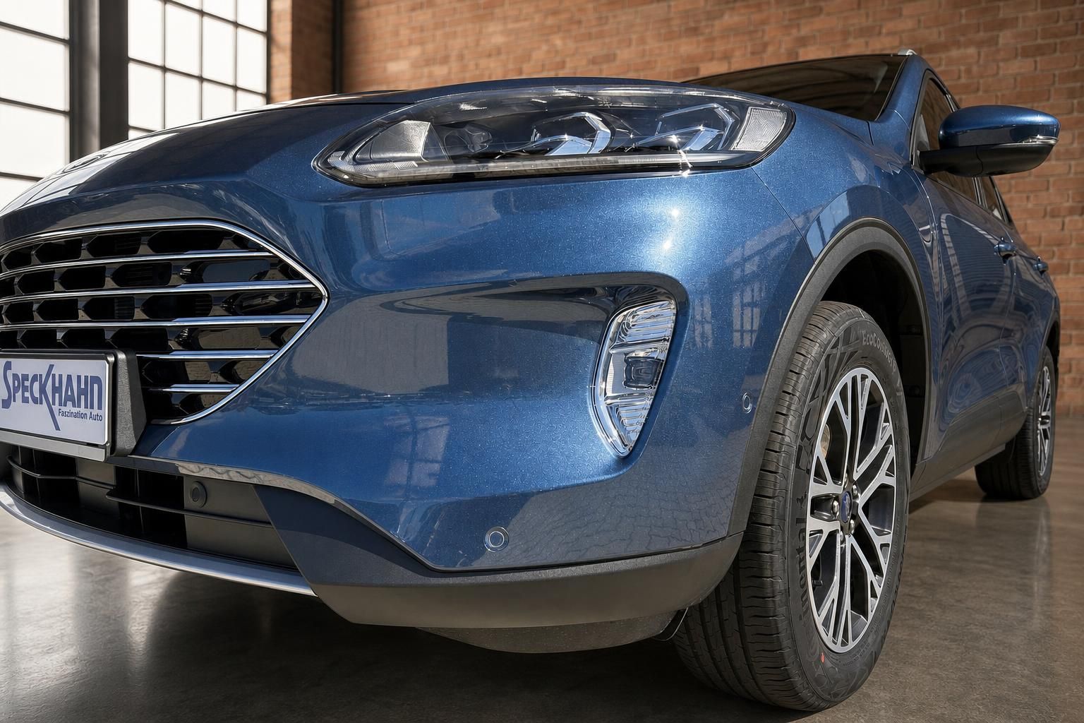 Ford Kuga Frontansicht – blauer SUV mit LED-Scheinwerfern und Chromgrill bei Speckhahn
