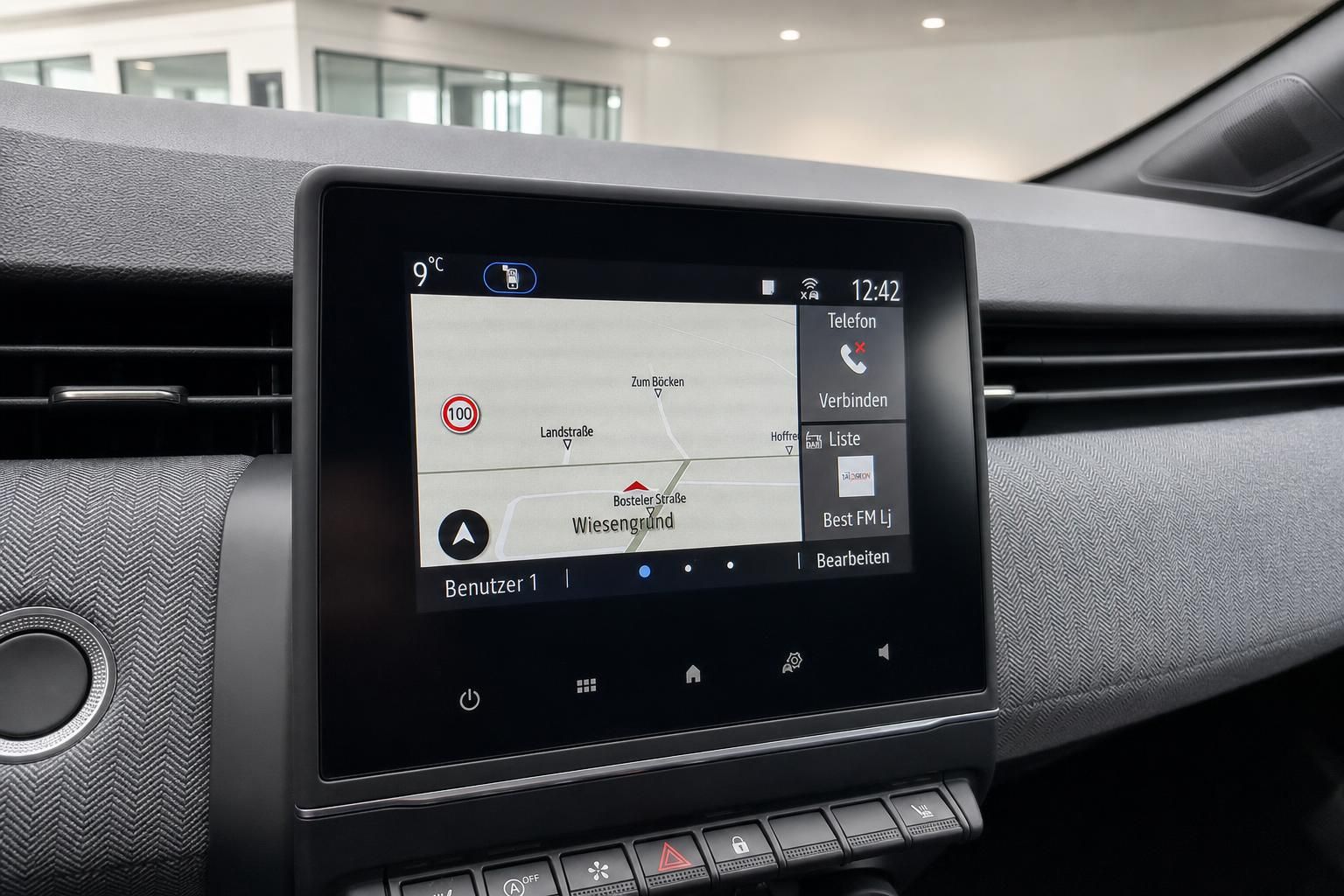 Renault Navigationssystem mit Karte und Tempolimit-Anzeige im Touchscreen-Display