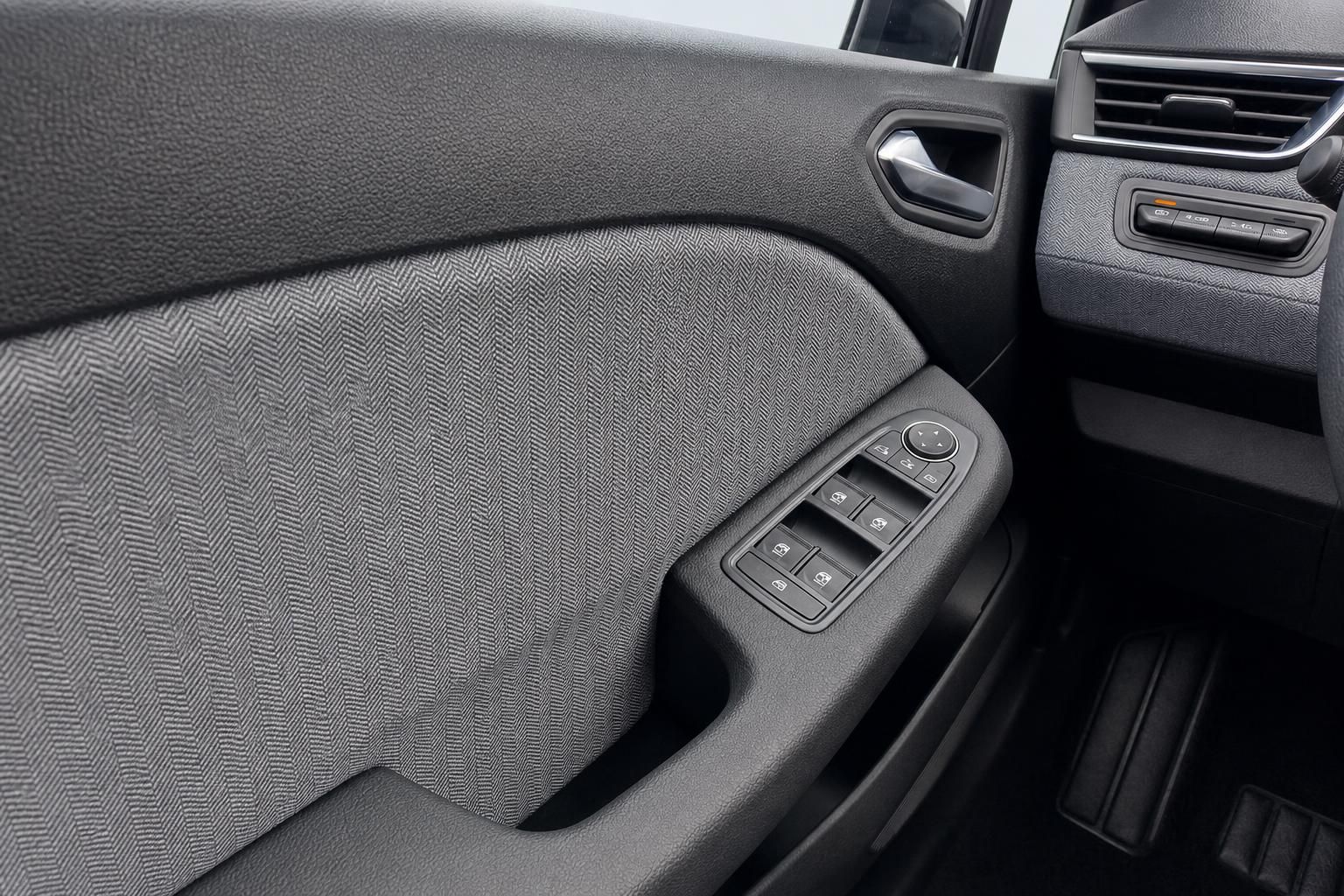 Renault Türverkleidung mit Fensterheberschaltern und strukturiertem Stoffbezug