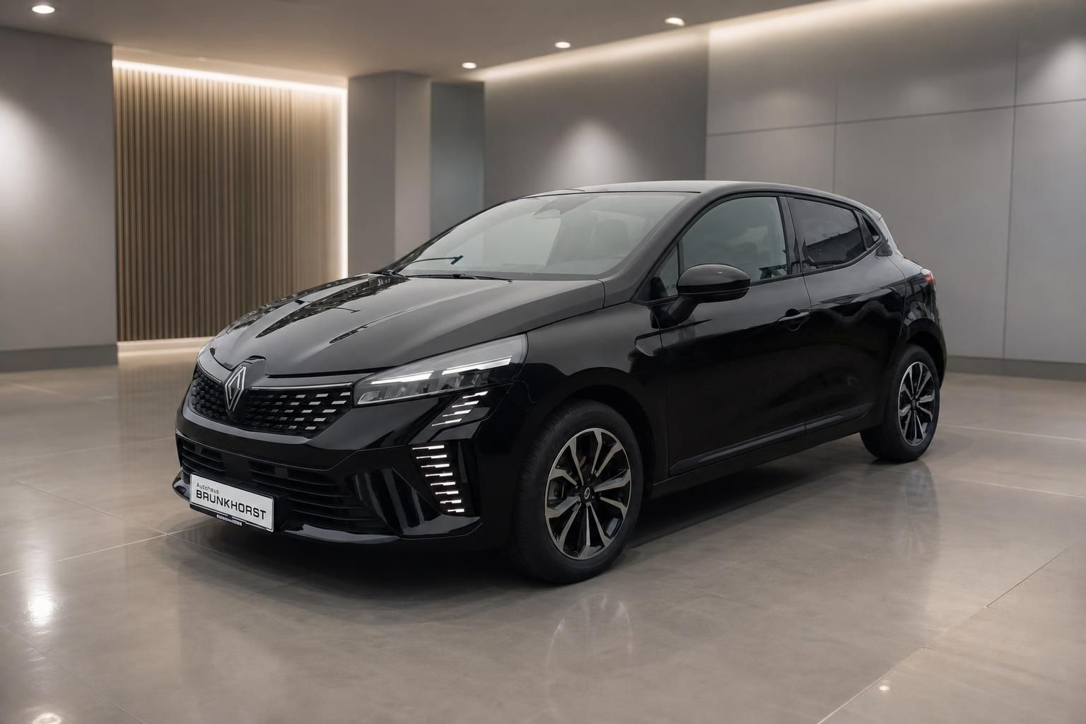 Renault Clio Seitenansicht schwarz mit Sportfelgen in elegantem Autohaus-Showroom