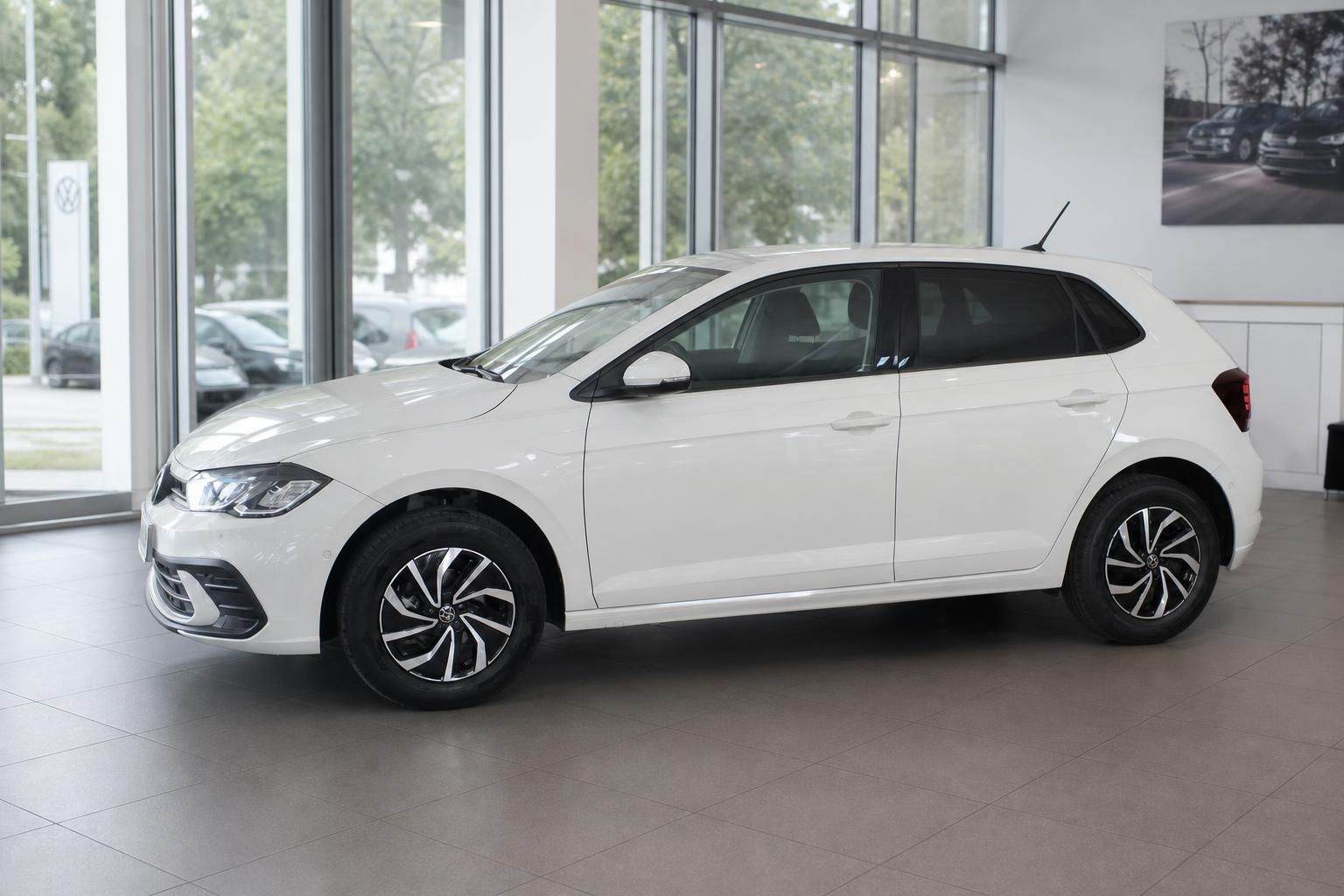 VW Polo weiß Seitenansicht im Autohaus mit Leichtmetallfelgen