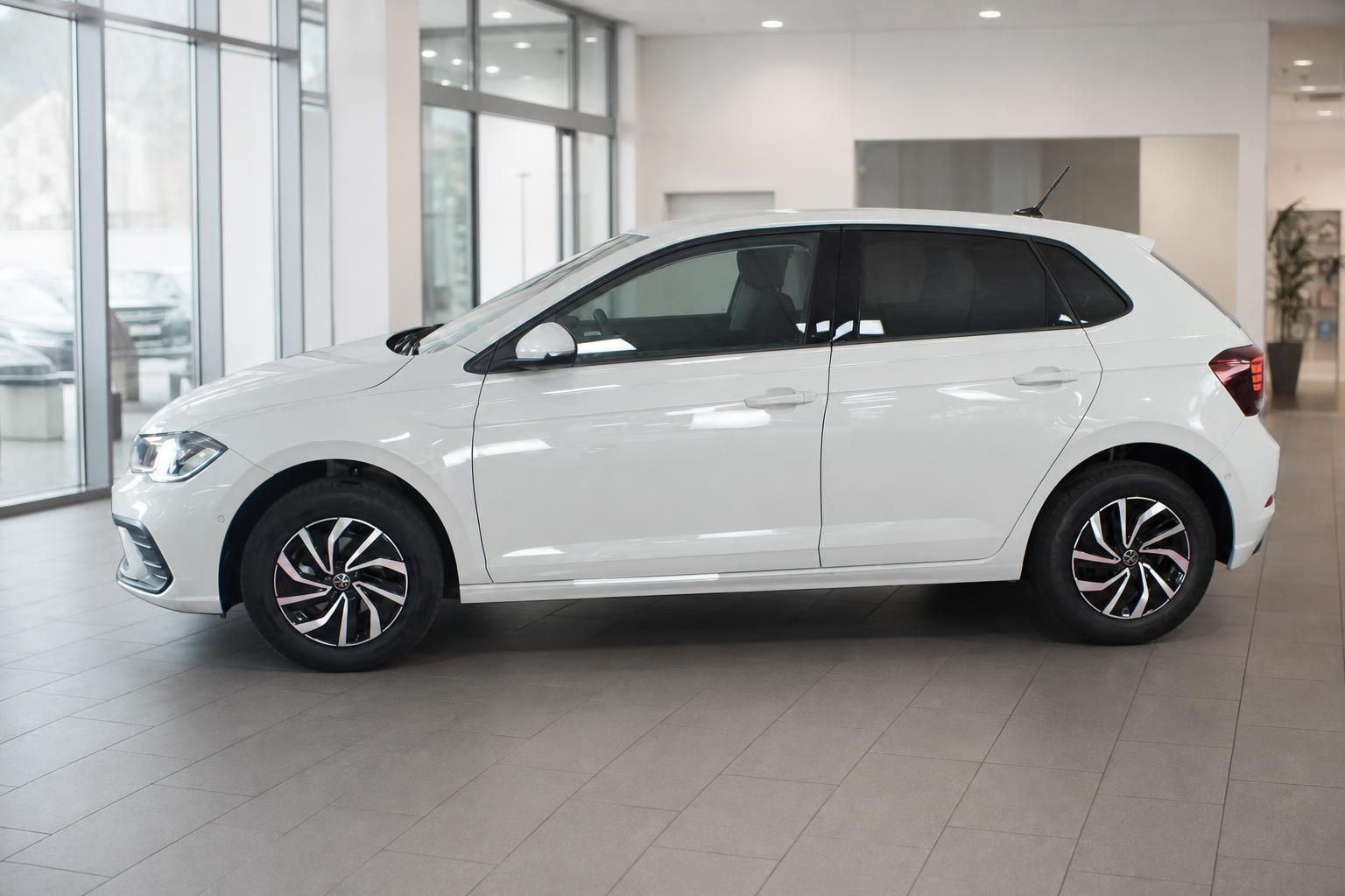 VW Polo weiß Seitenansicht im Autohaus Showroom