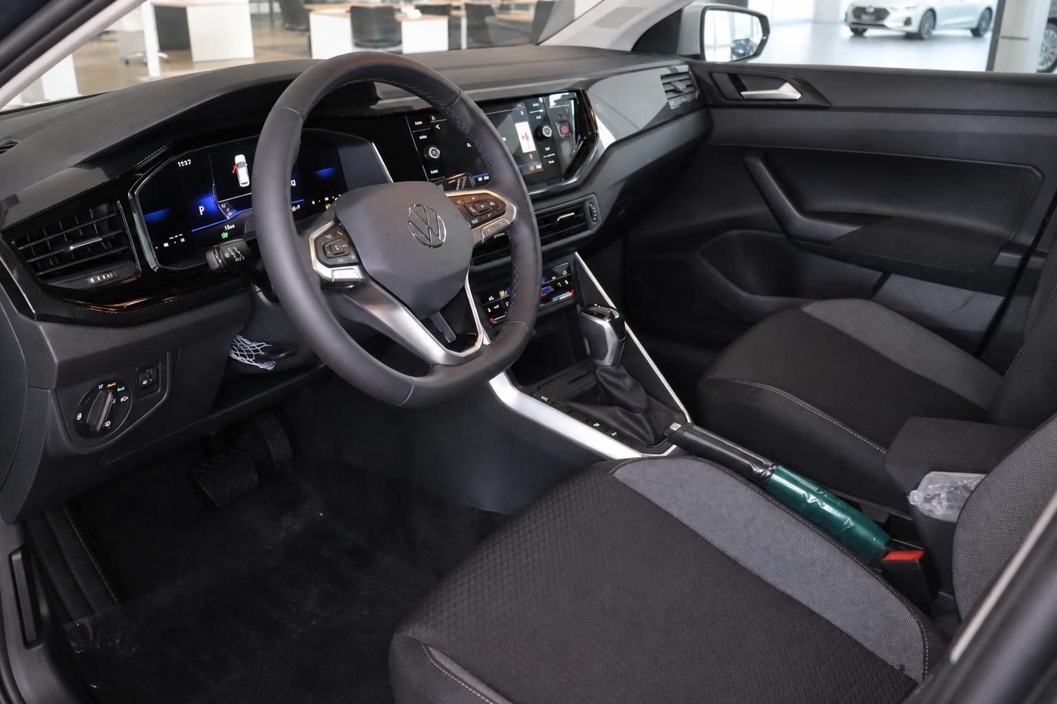 VW Innenraum Fahrersitz Lenkrad und Mittelkonsole Detail