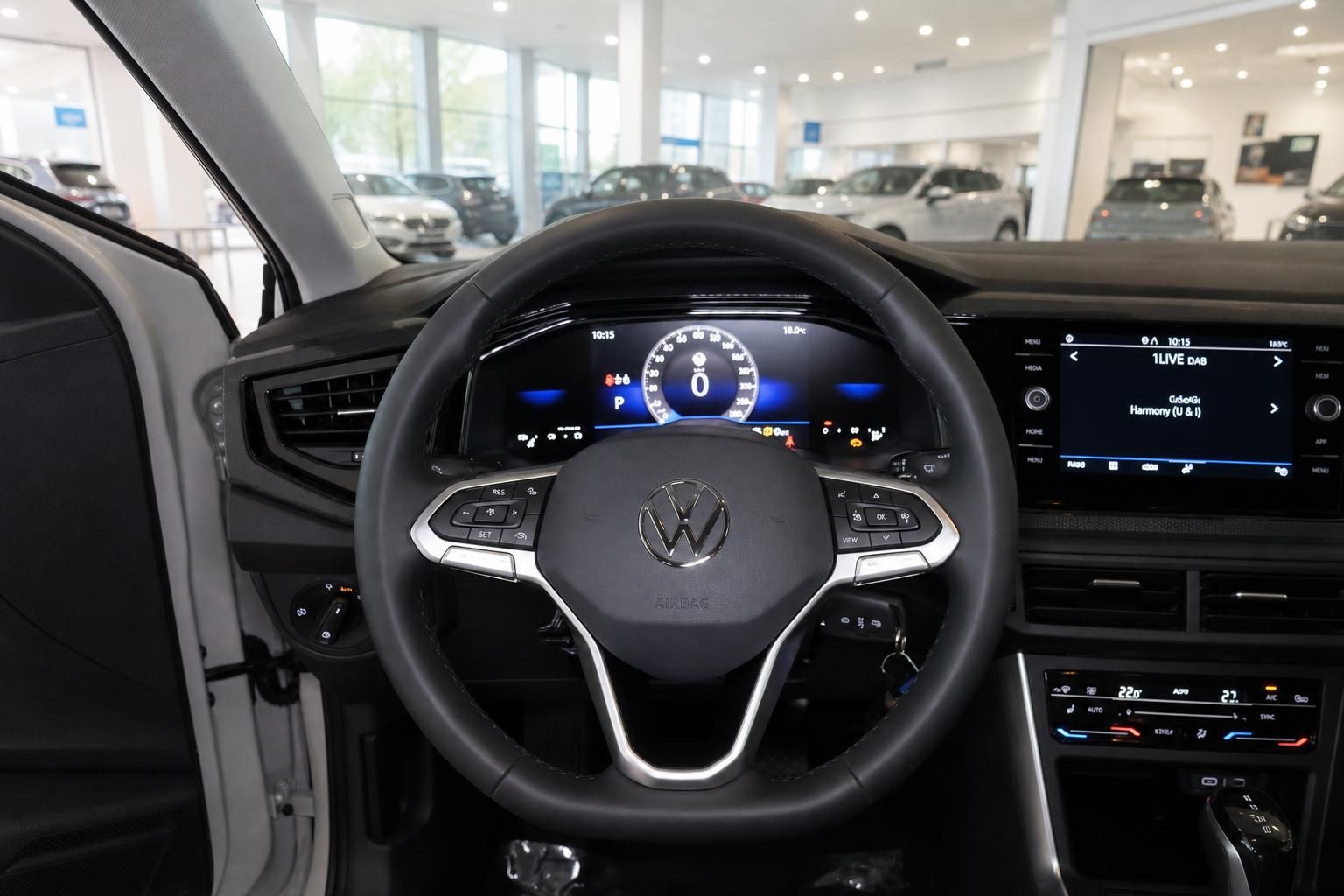VW Cockpit Lenkrad Digitaltacho und Infotainment Nahaufnahme