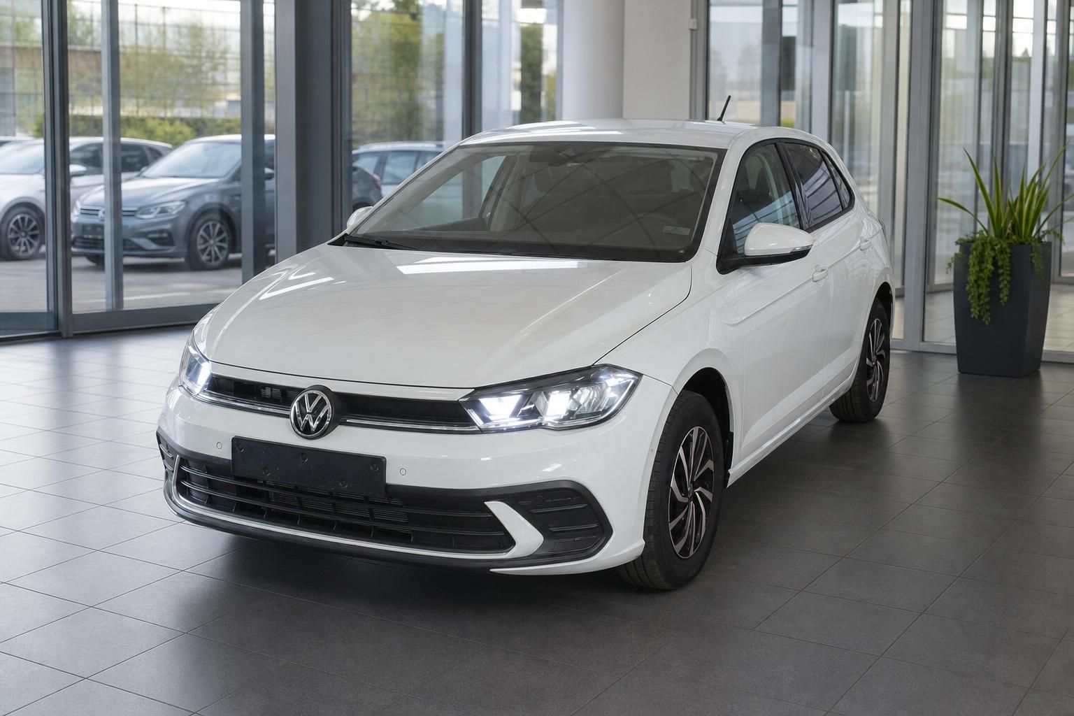 VW Polo weiß Frontansicht im Autohaus Showroom