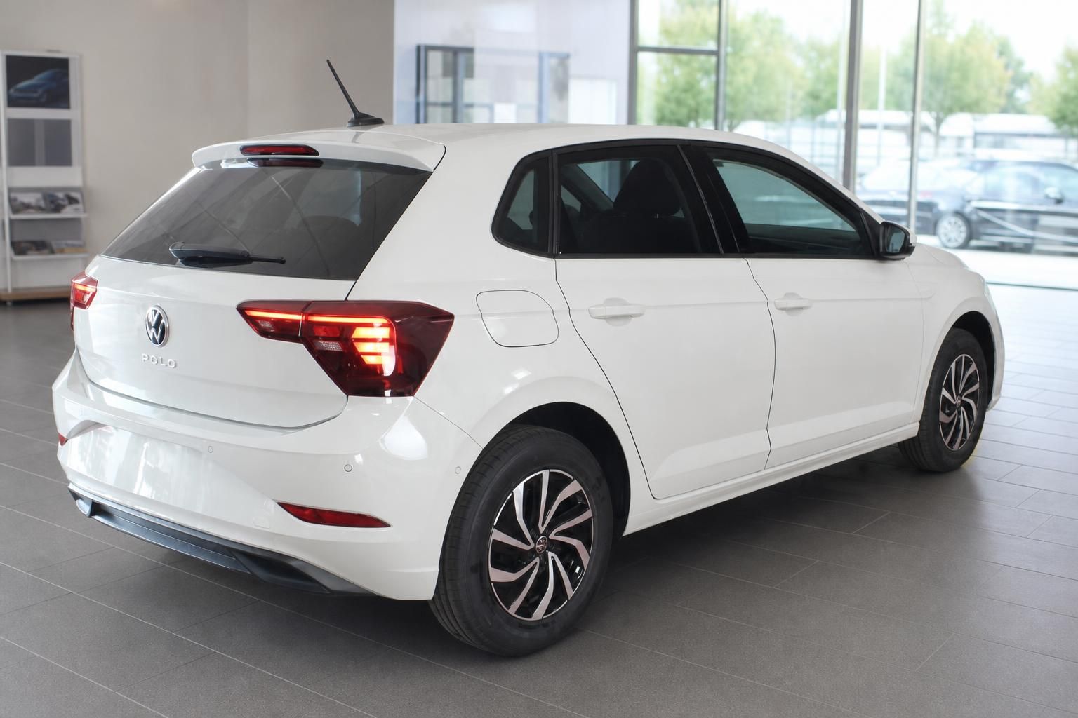 VW Polo weiß Heckansicht seitlich im Autohaus