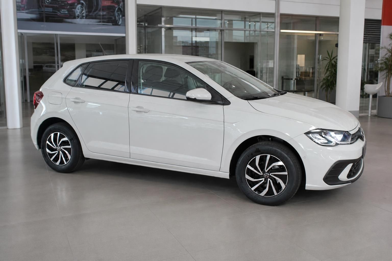 VW Polo weiß Seitenansicht im Autohaus Ausstellung