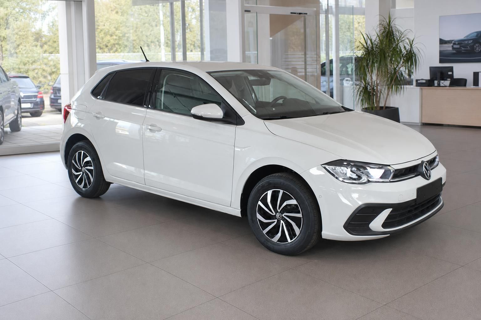 VW Polo weiß Seitenansicht schräg vorne im Showroom