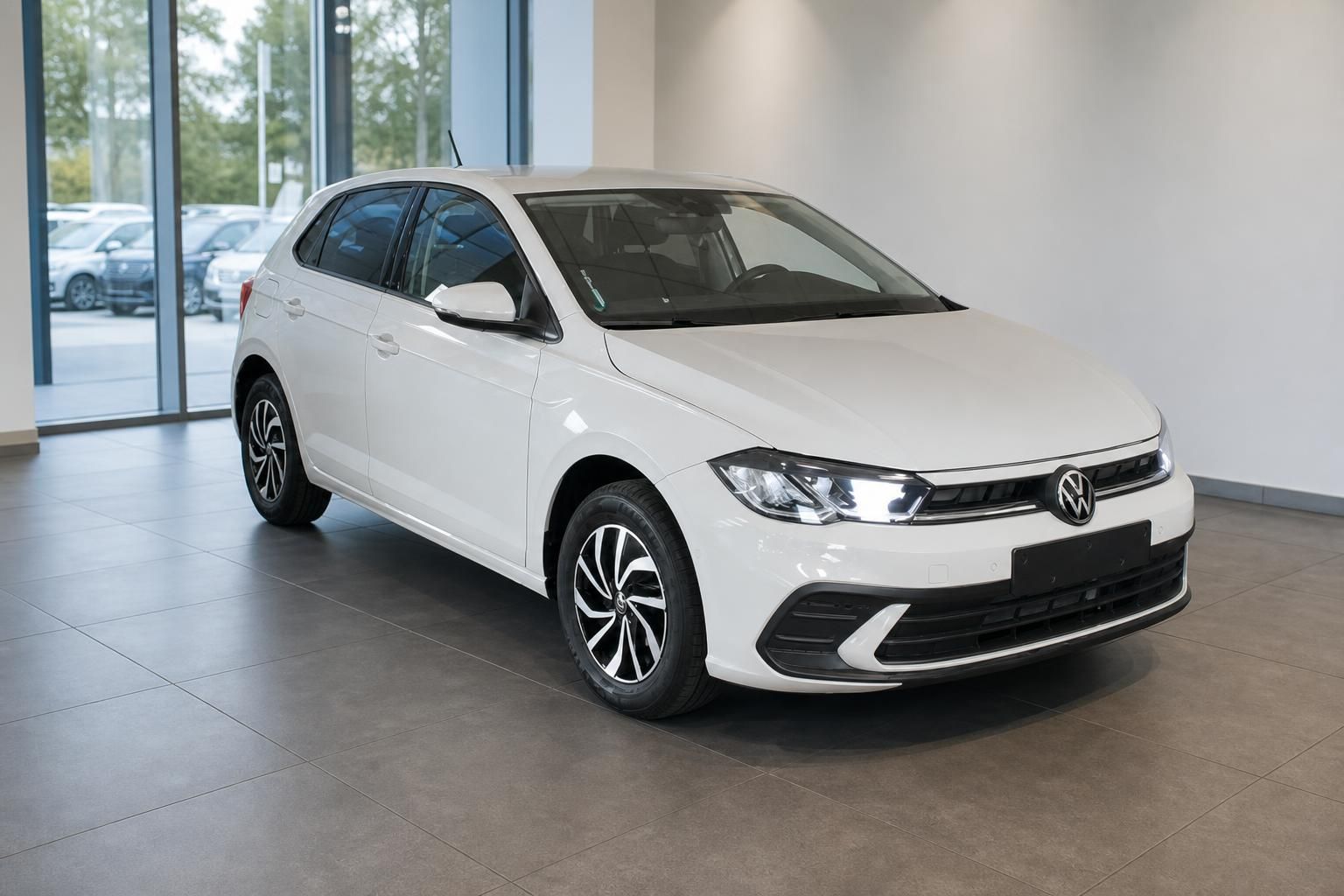 VW Polo weiß in Frontansicht seitlich im Autohaus Showroom