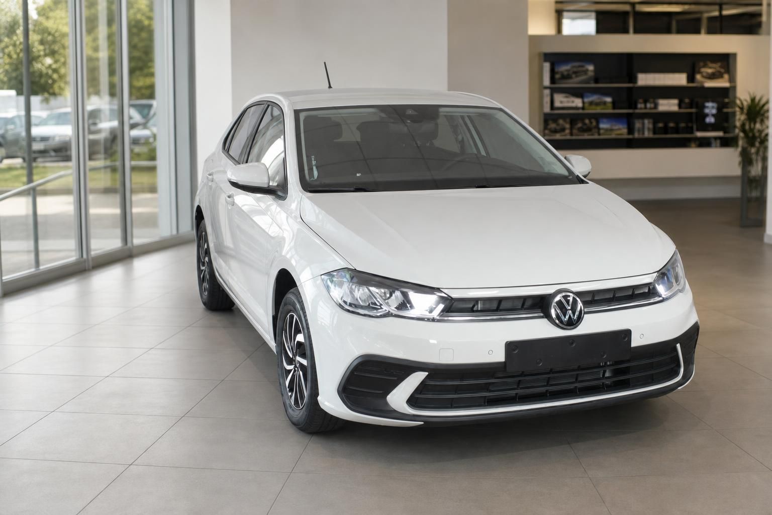 VW Polo weiß Frontansicht schräg im Autohaus