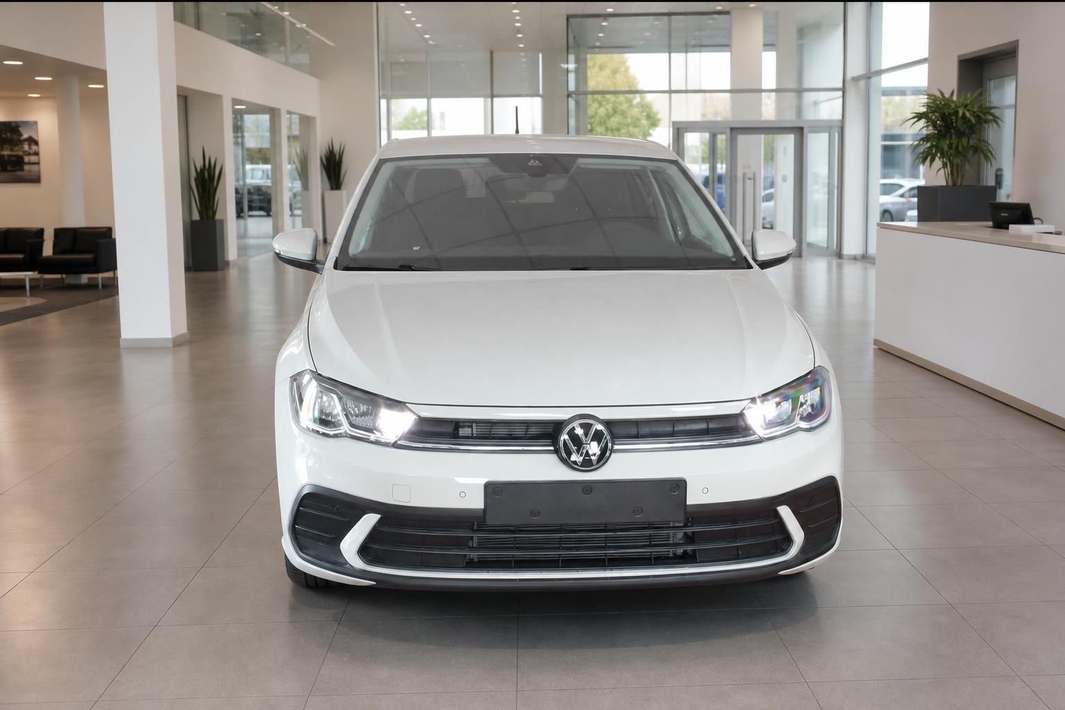 VW Polo weiß Frontansicht im Autohaus mit LED-Scheinwerfern
