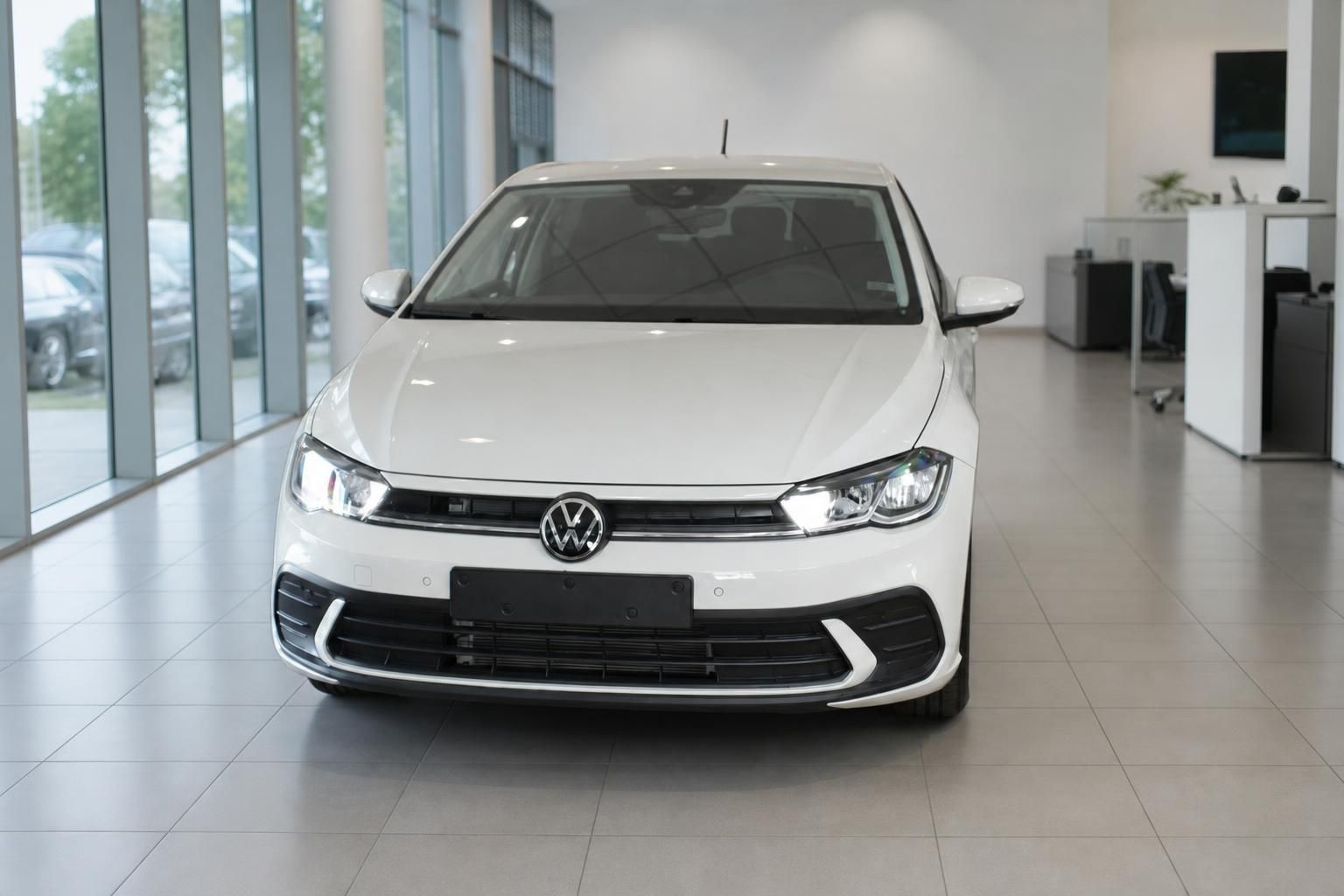 VW Polo weiß Frontansicht im Showroom mit Panoramafenster