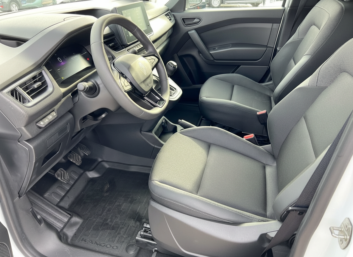 Renault Kangoo Innenraum mit schwarzen Stoffsitzen, Lenkrad und digitalem Cockpit