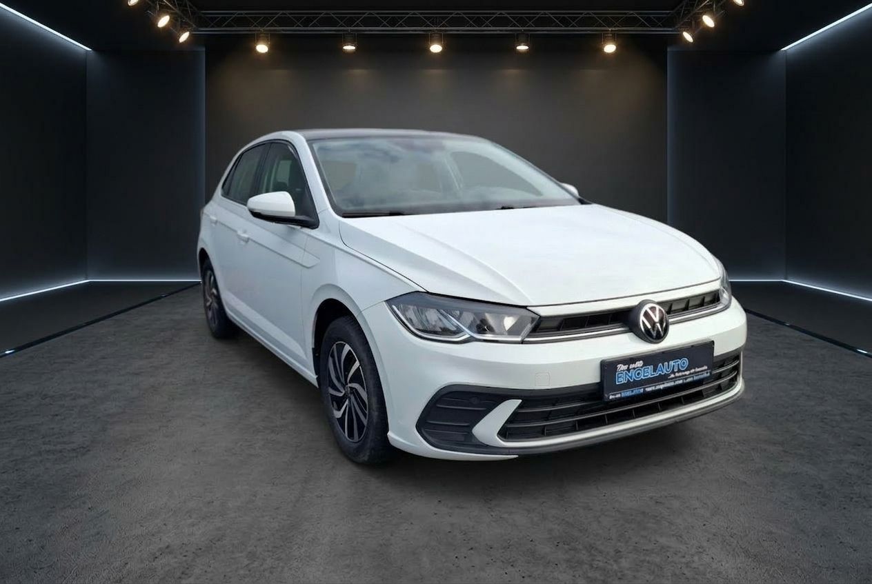 Weißer Volkswagen Polo Frontansicht im Ausstellungsraum bei Engelauto