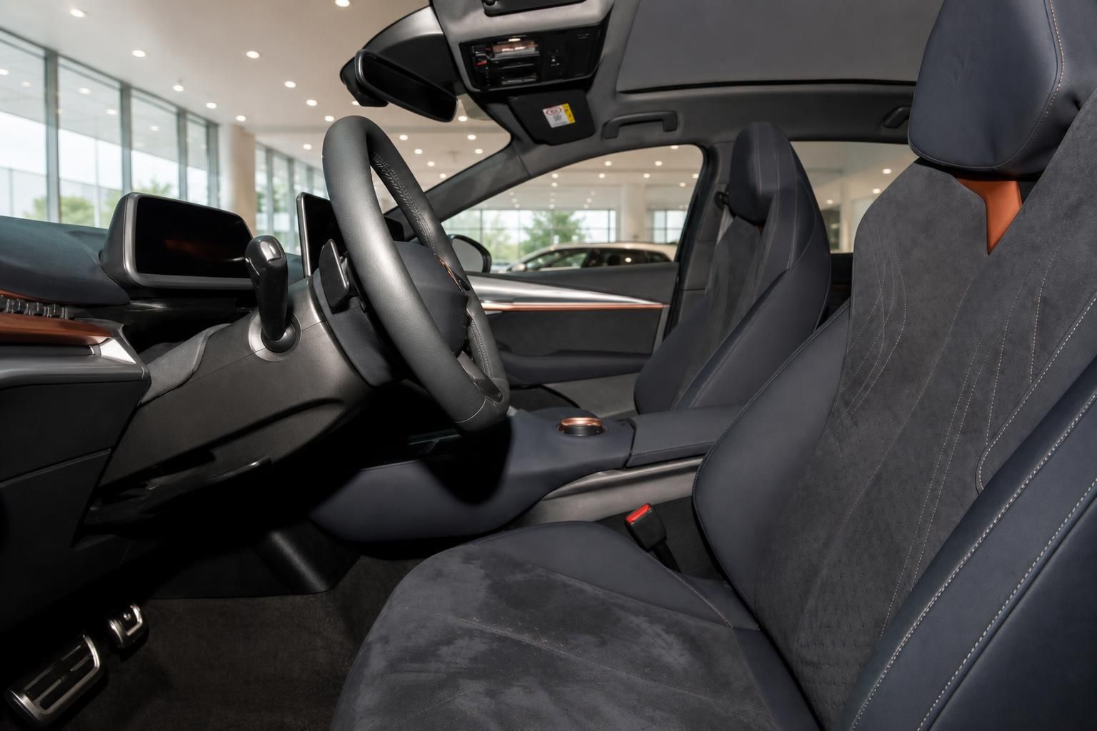 Cupra Tavascan Innenraum, Vordersitze und Lenkrad Detail