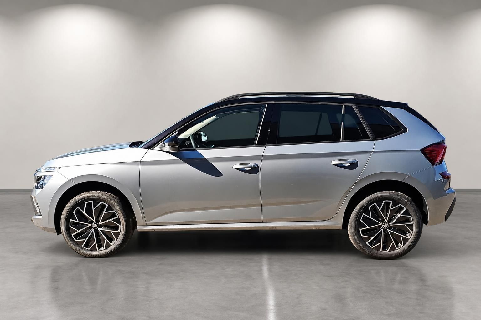Škoda Kamiq in Silber, Seitenansicht im Fotostudio
