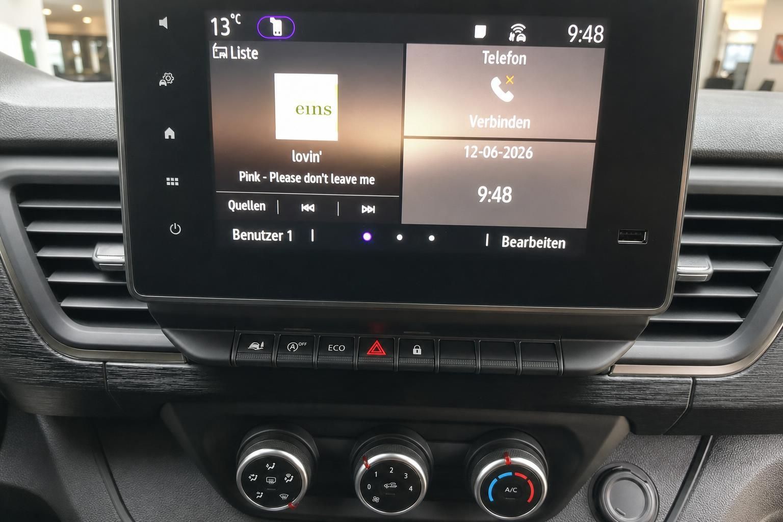 Fahrzeug Infotainment-System mit Touchscreen, Klimabedienung und Mittelkonsole - Cockpit-Detail