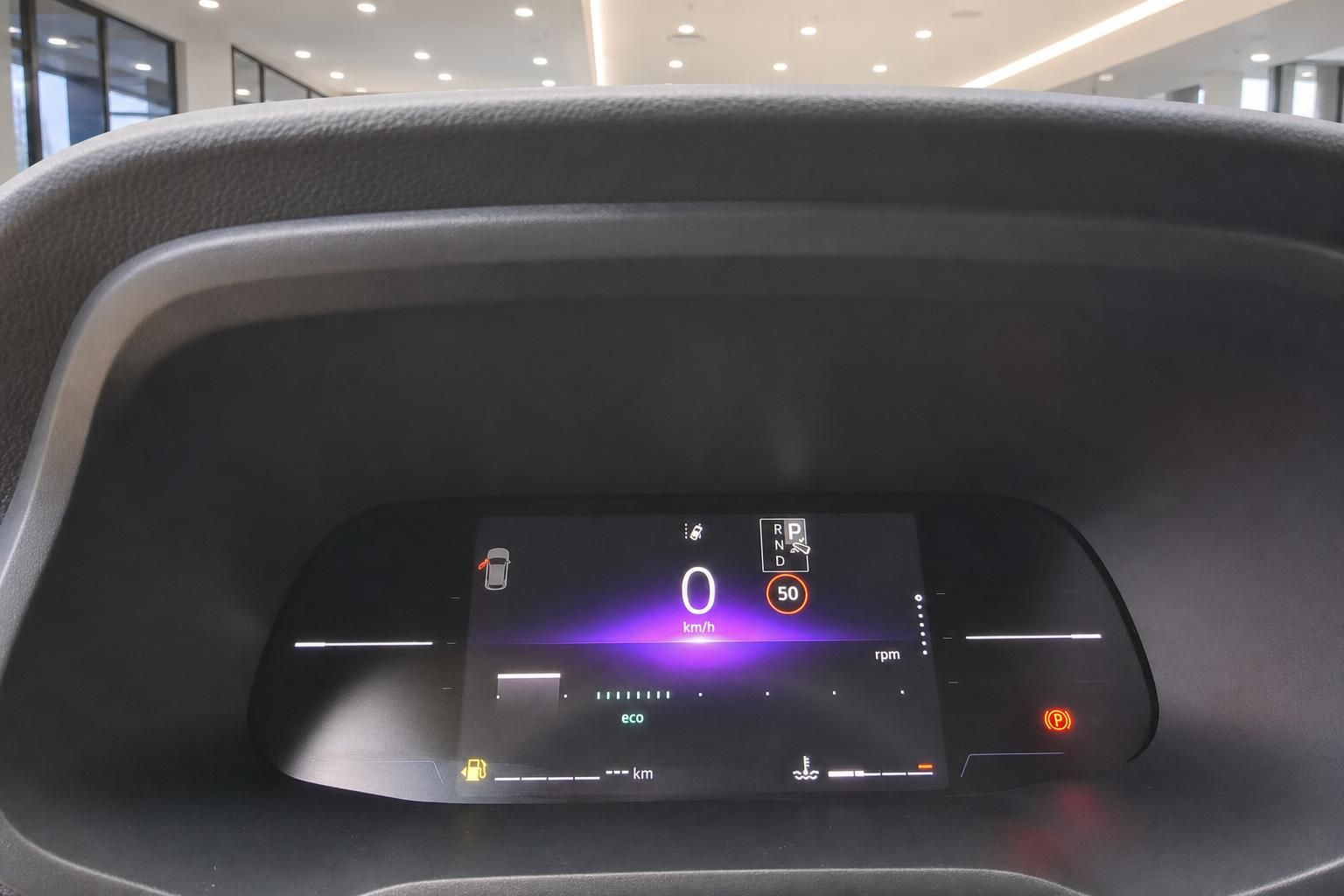 Digitales Armaturenbrett mit Geschwindigkeitsanzeige und Fahrzeugdisplay im modernen Innenraum