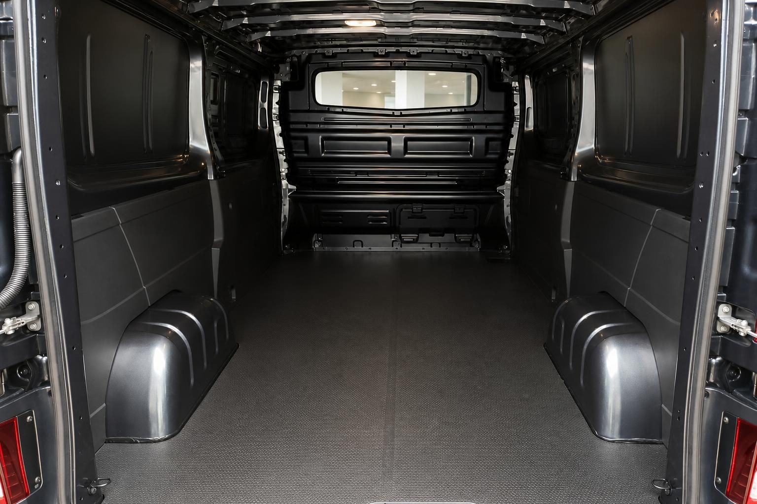 Geräumiger Laderaum eines Transporters mit rutschfester Bodenmatte und Verzurrösen