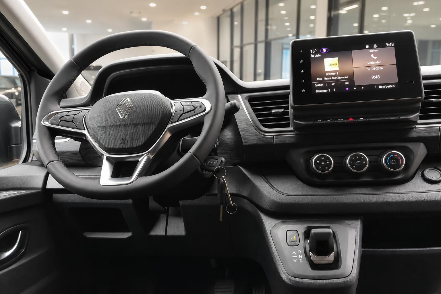 Fahrzeug Innenraum mit Lenkrad, Touchscreen-Display und modernem Armaturenbrett - Cockpit-Ansicht