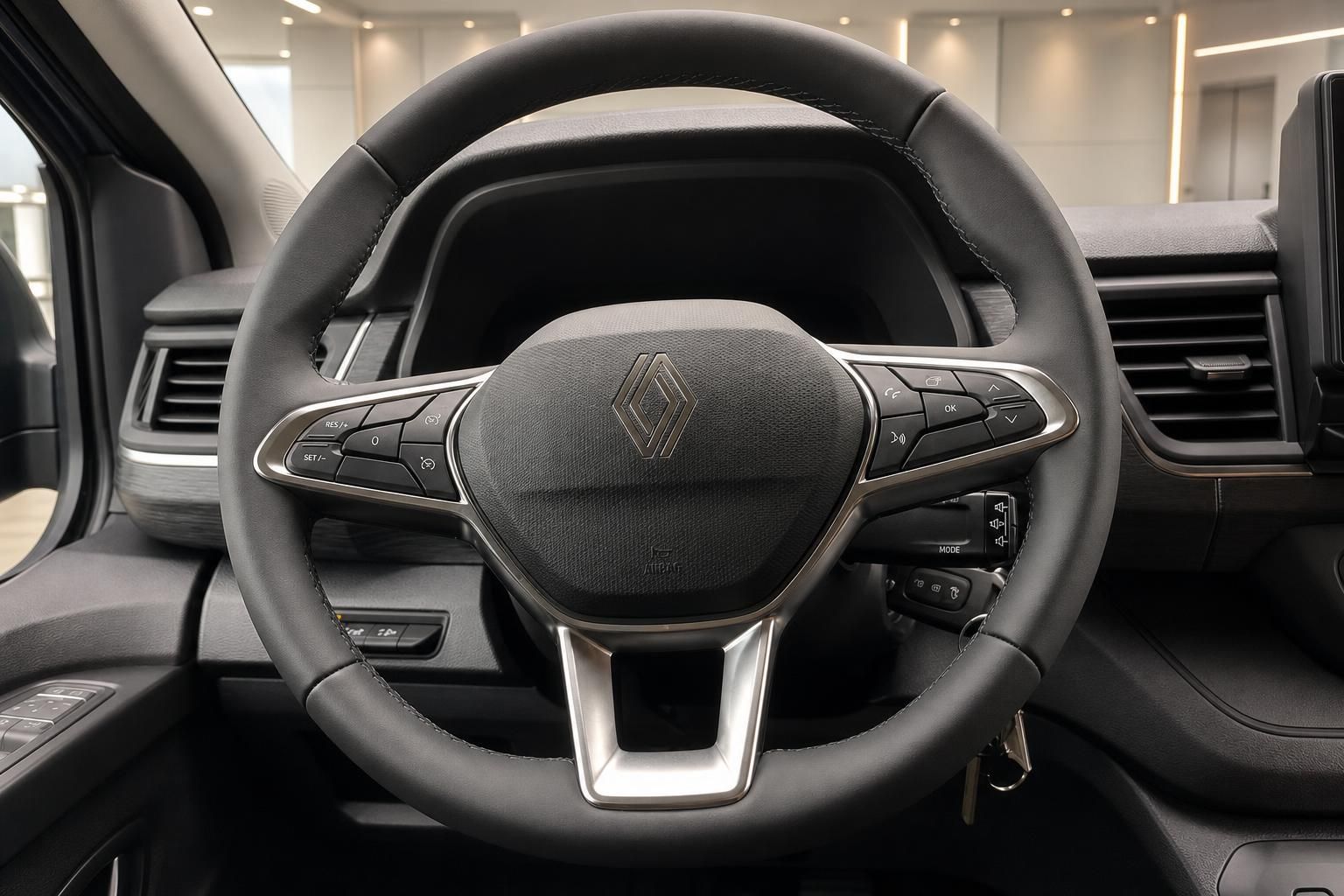 Renault Trafic Lenkrad mit Multifunktionstasten und Renault-Logo im Fahrzeuginneren