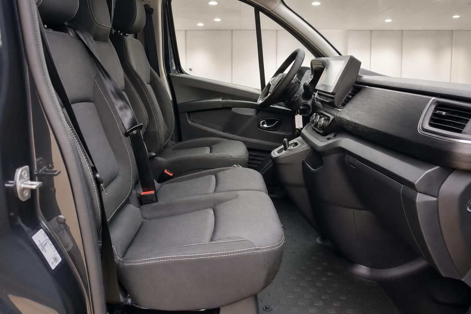 Fahrzeug Fahrerbereich mit grauen Sitzen, Armaturenbrett und Mittelkonsole - Innenraumdetail