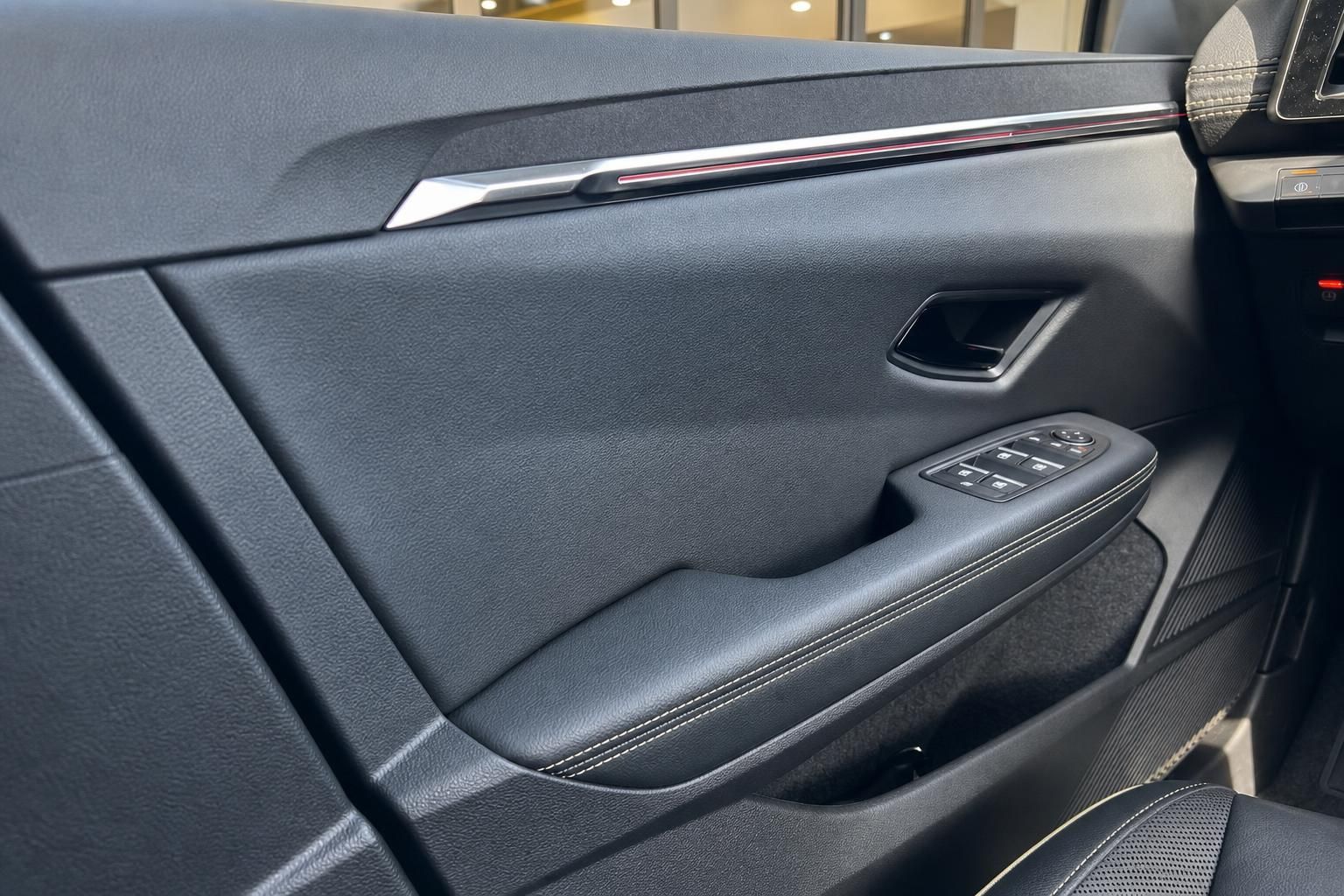 Renault Türverkleidung mit Fensterheberschaltern und Lederausstattung