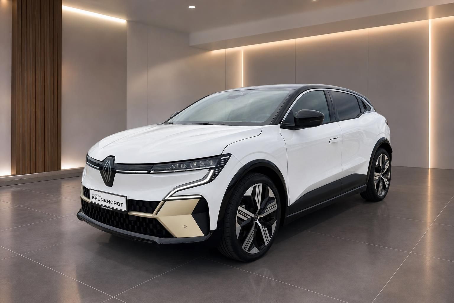 Weißer Renault SUV in modernem Showroom mit LED-Beleuchtung - Seitenansicht