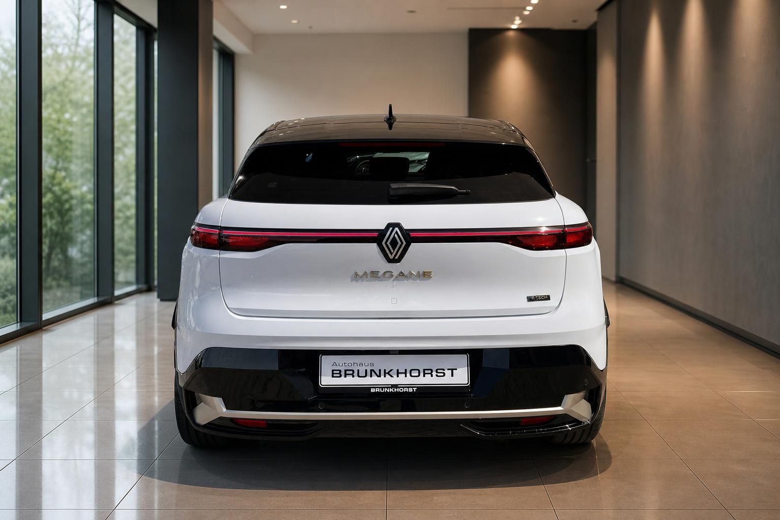 Weißer Renault Megane Heckansicht mit LED-Rückleuchten im Showroom