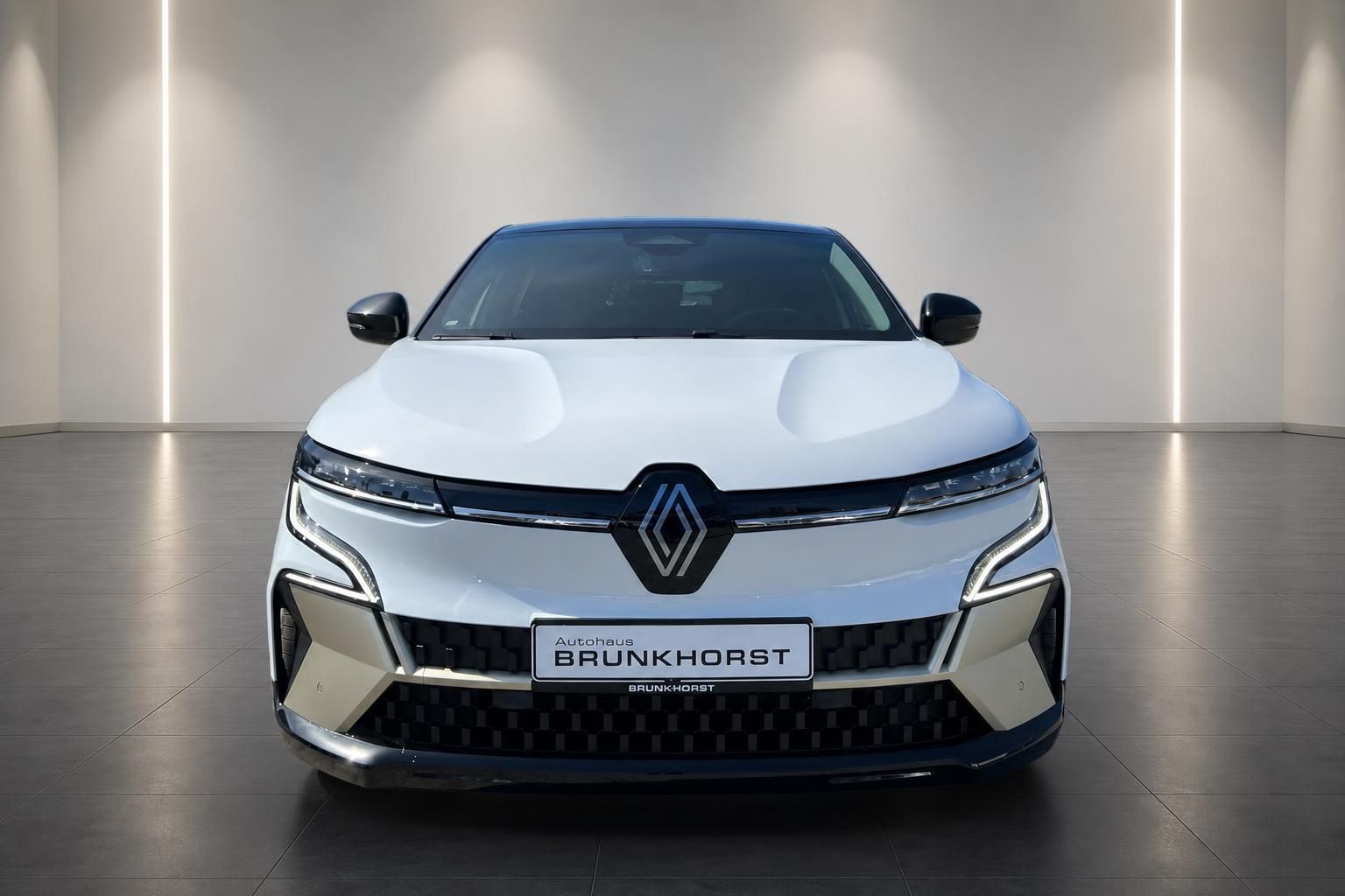Renault Fahrzeug Frontansicht in weiß mit schwarzem Kühlergrill im Autohaus