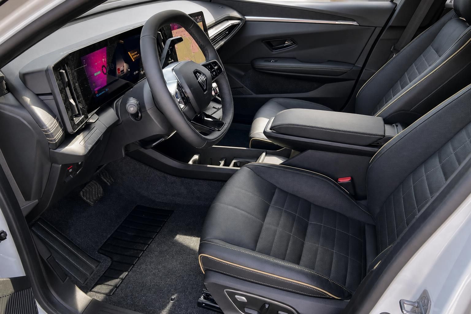 Renault Innenraum mit schwarzen Sitzen, Lenkrad und modernem Cockpit
