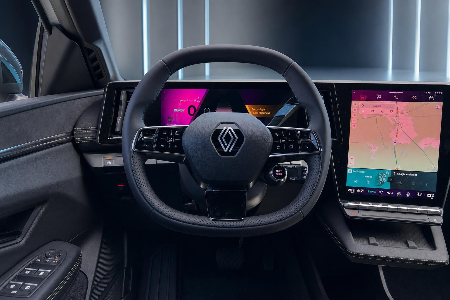 Renault Fahrzeug Innenraum mit digitalem Armaturenbrett und Touchscreen-Infotainment