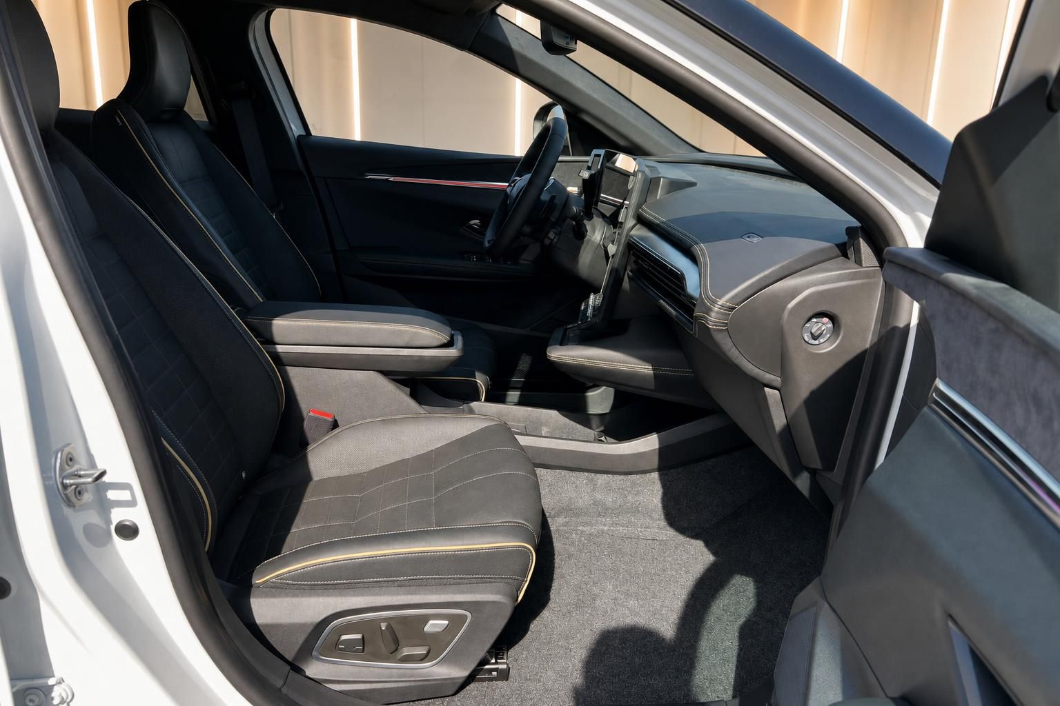 Renault Innenraum Beifahrerseite mit Sitzen und Armaturenbrett Detail