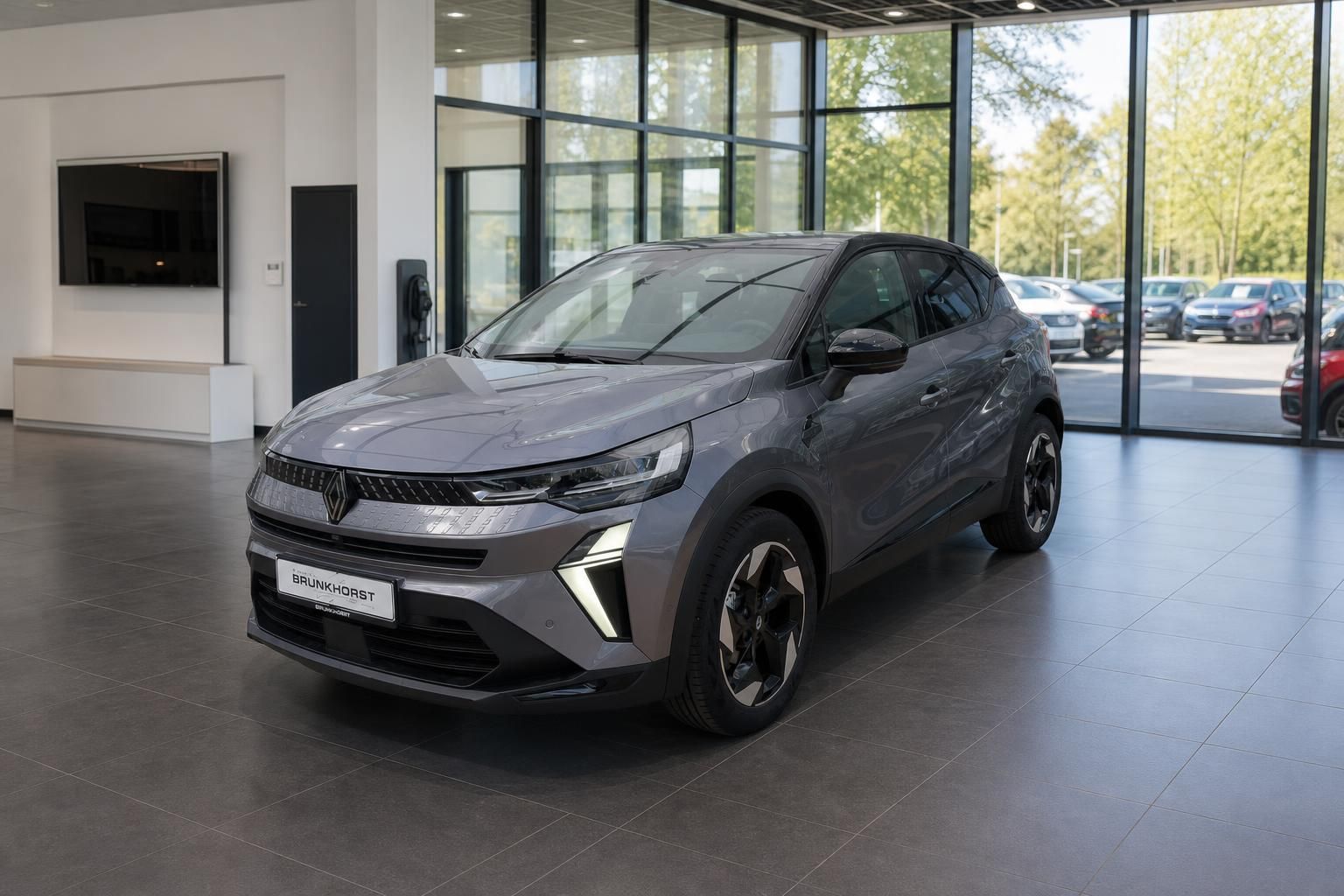 Renault Captur SUV grau von vorne - moderne Frontpartie mit LED-Scheinwerfern im Showroom