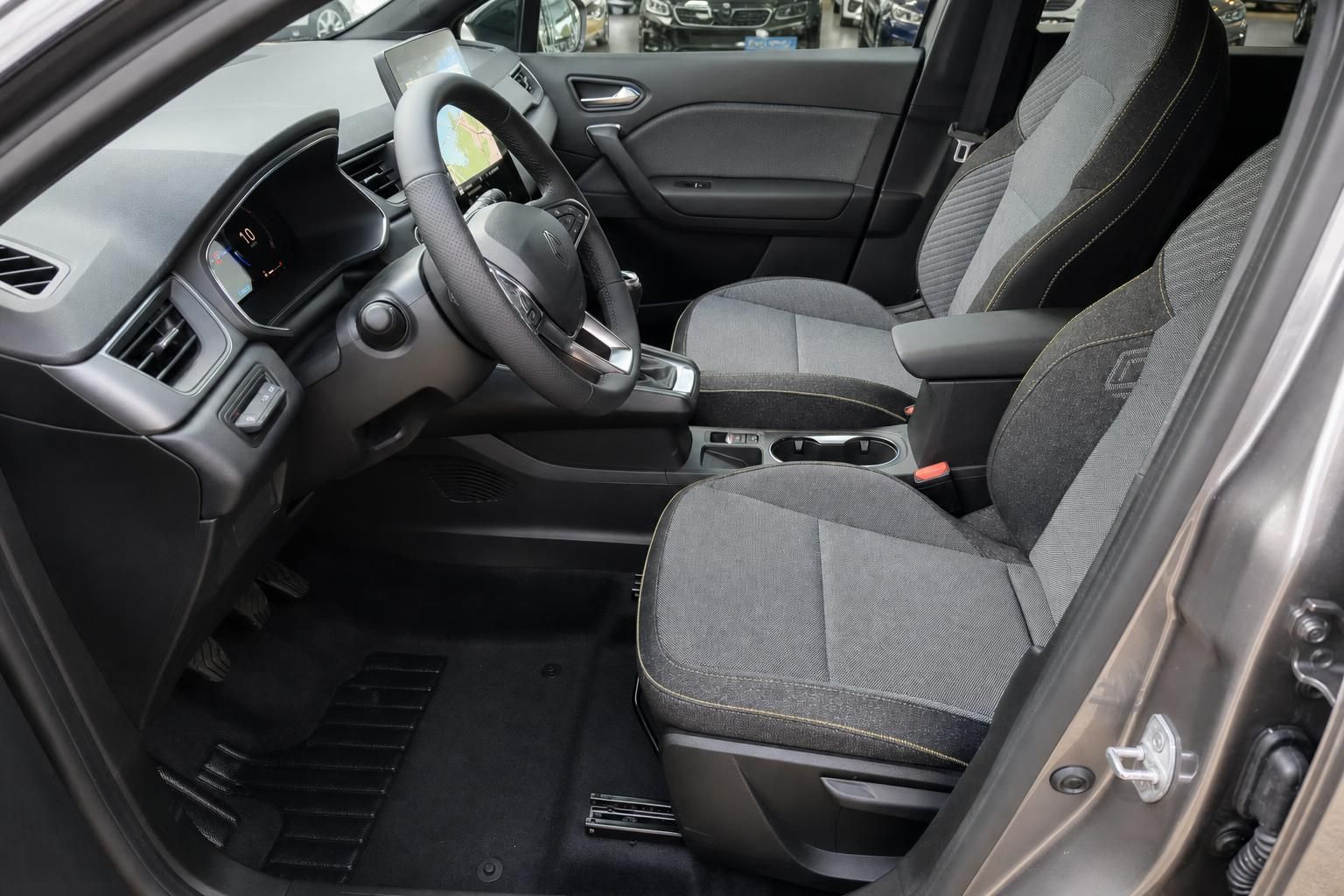 Renault Captur Innenraum - graue Stoffsitze, Lenkrad und moderne Armaturentafel mit Display