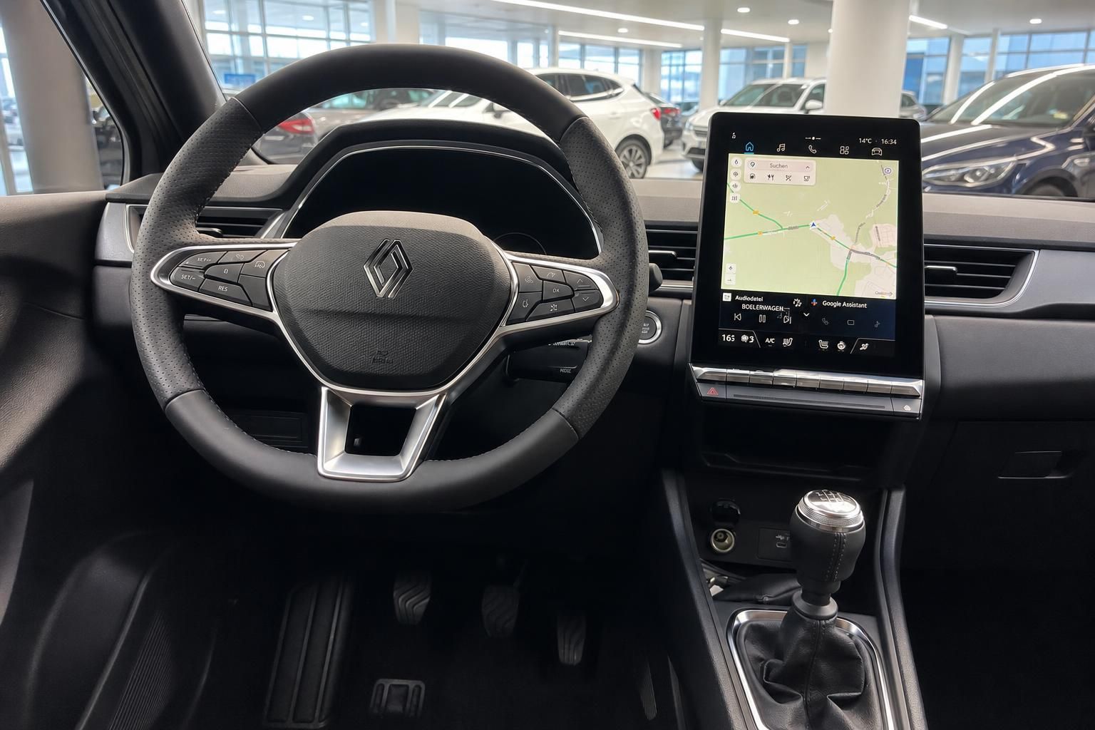 Renault Captur Cockpit - Lenkrad mit Renault-Logo und großes Infotainment-Display mit Navigation