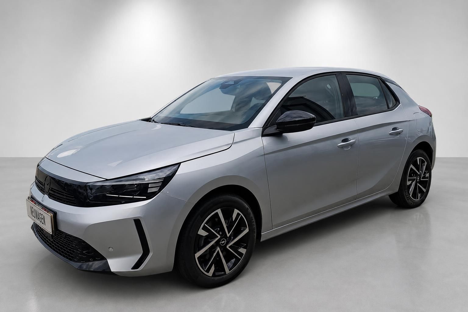 Opel Corsa Neuwagen in Silber, Frontansicht schraeg von vorne