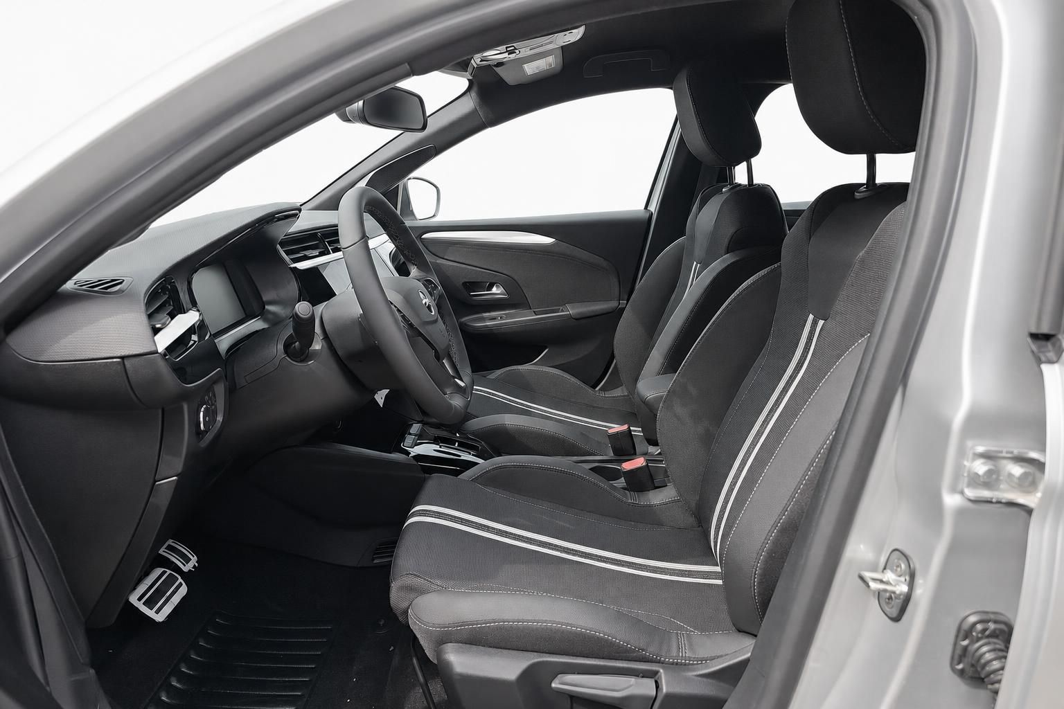 Opel Corsa Innenraum mit Vordersitzen und Cockpit im Detail