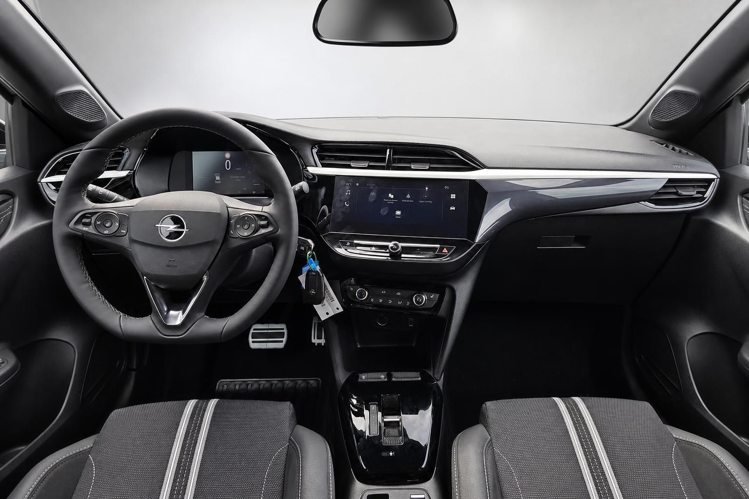 Opel Corsa Cockpit mit Lenkrad und Multimedia-Display