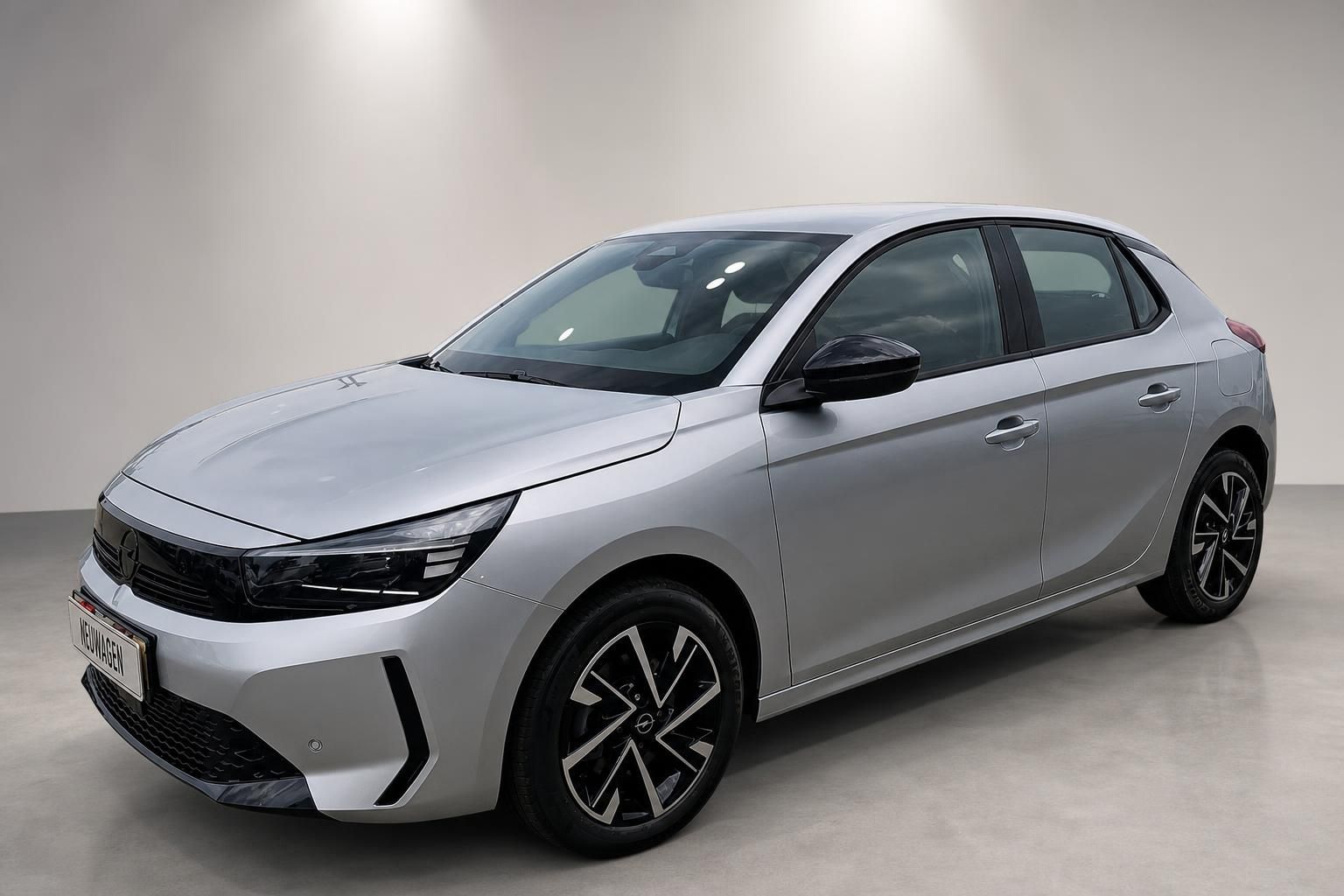 Opel Corsa Neuwagen in Silber, Seiten-Frontansicht Studio