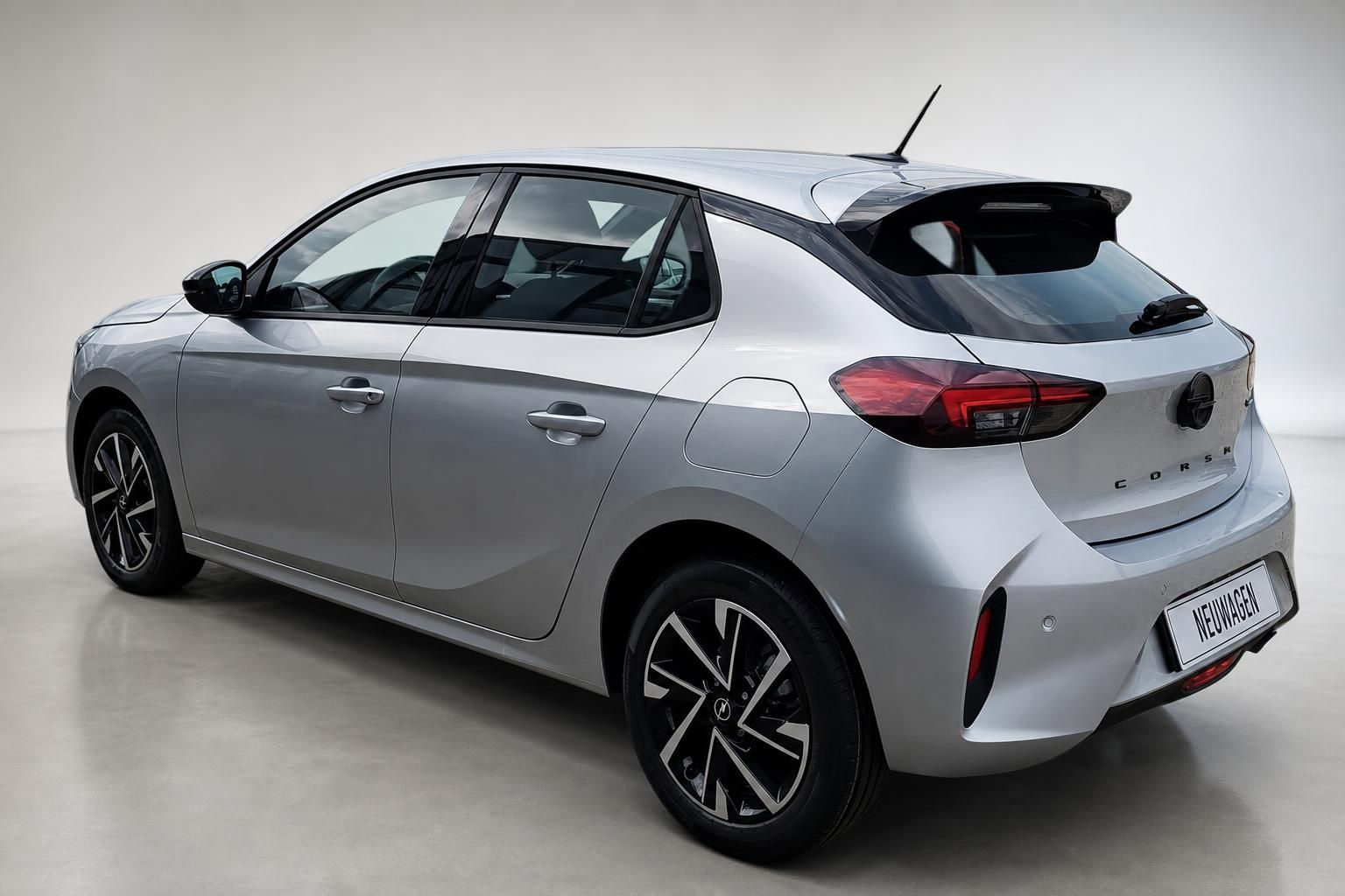 Opel Corsa Neuwagen in Silber, Heckansicht im Studio
