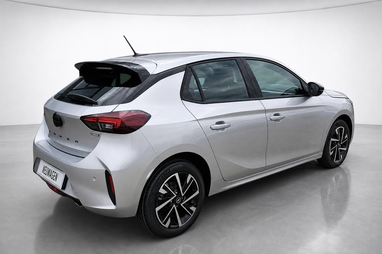 Opel Corsa Hybrid in Silber, Heckansicht schraeg von hinten links