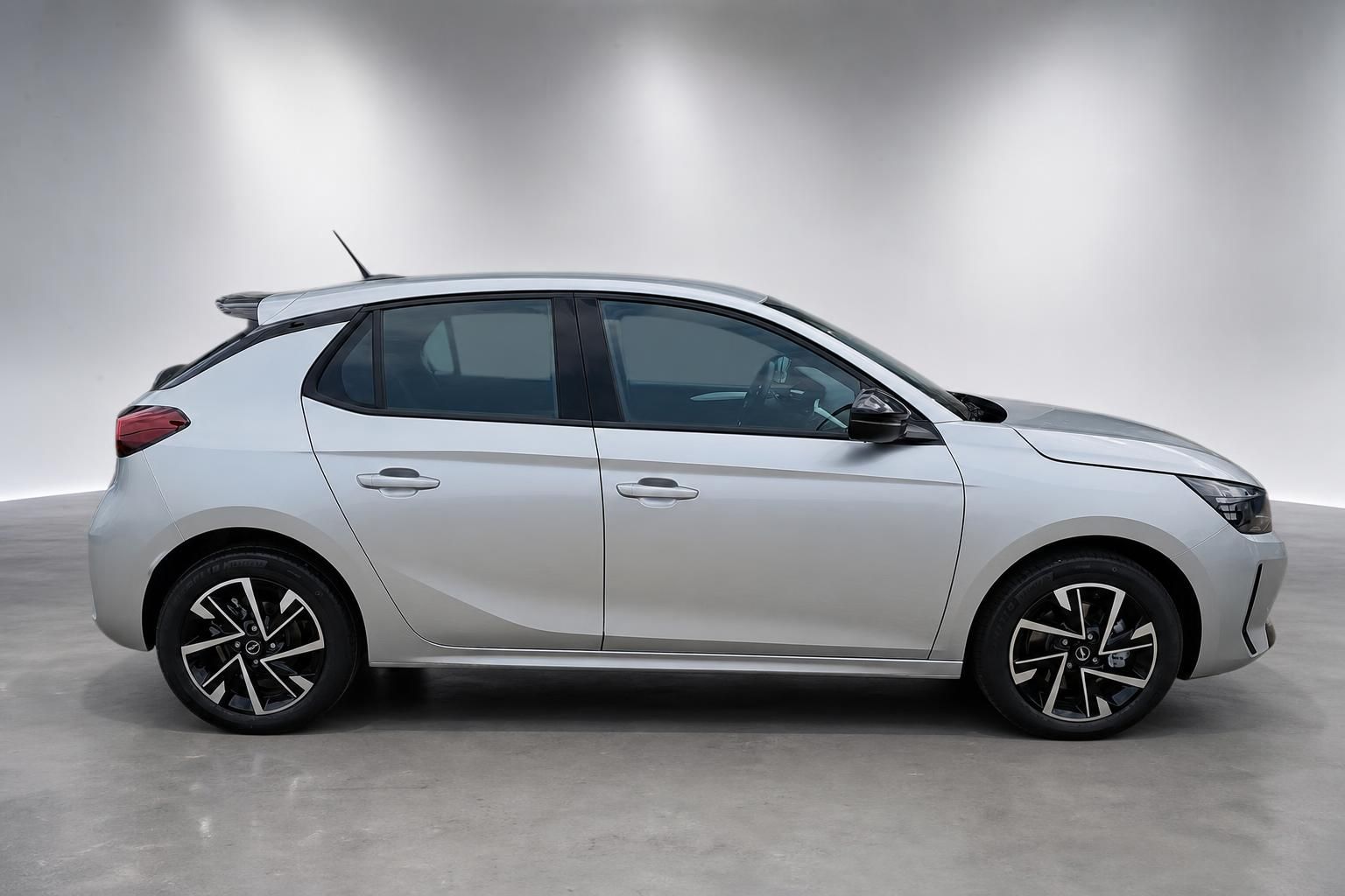 Opel Corsa Hybrid in Silber, Seitenansicht von links im Studio