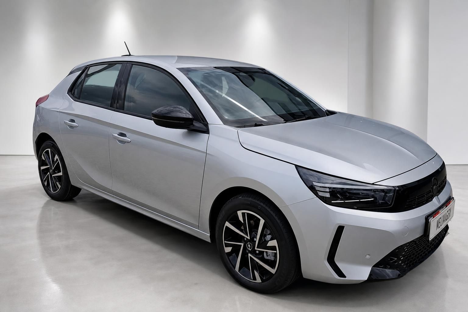 Opel Corsa Hybrid Silber, Frontansicht schraeg von vorne rechts