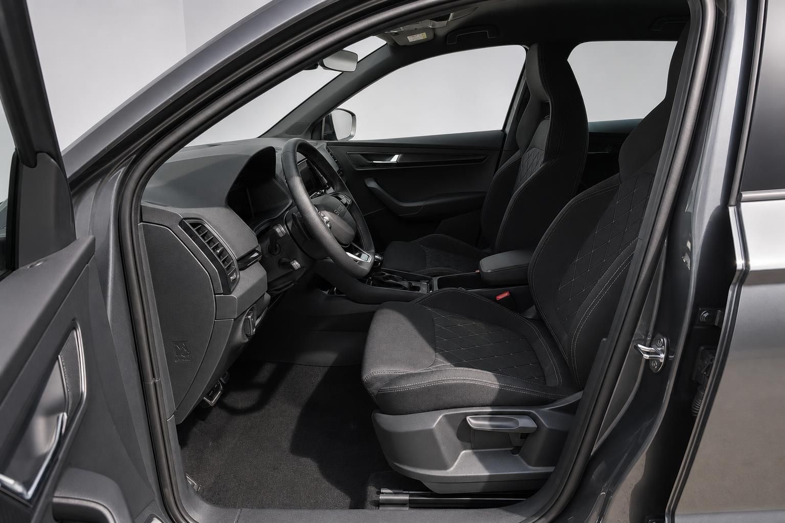 Skoda Fahrerraum mit Lenkrad und schwarzen Ledersitzen im Detail