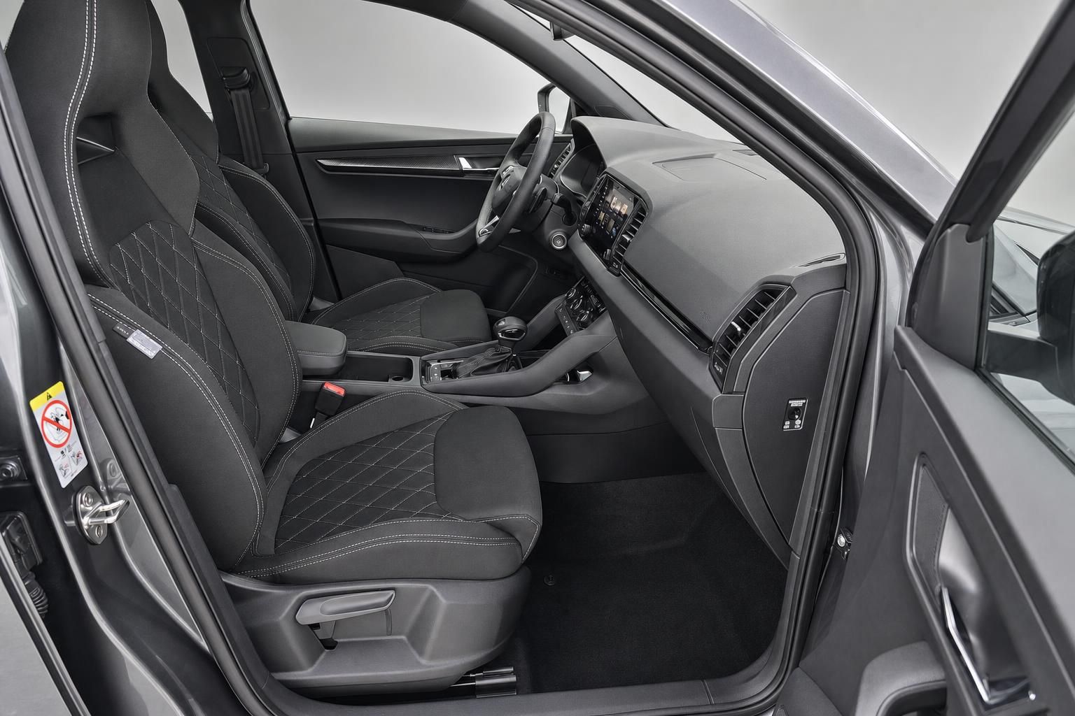 Skoda Innenraum mit schwarzen Sportsitzen und Blick auf Cockpit