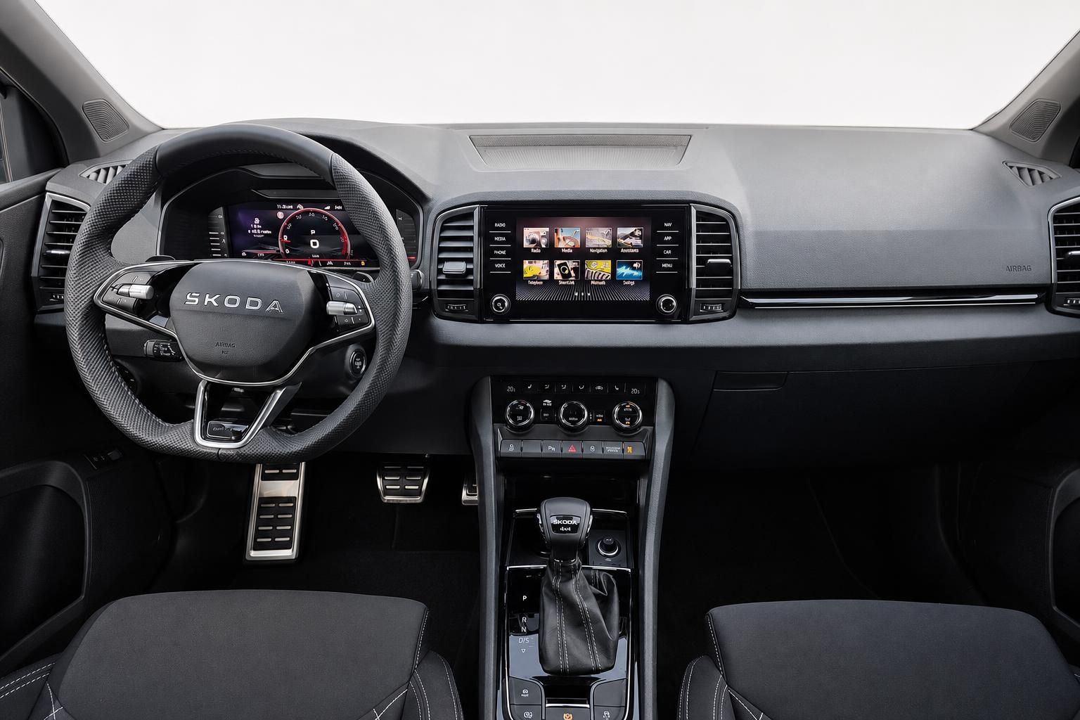 Skoda Cockpit mit Lenkrad, Digitaltacho und Infotainment-Display