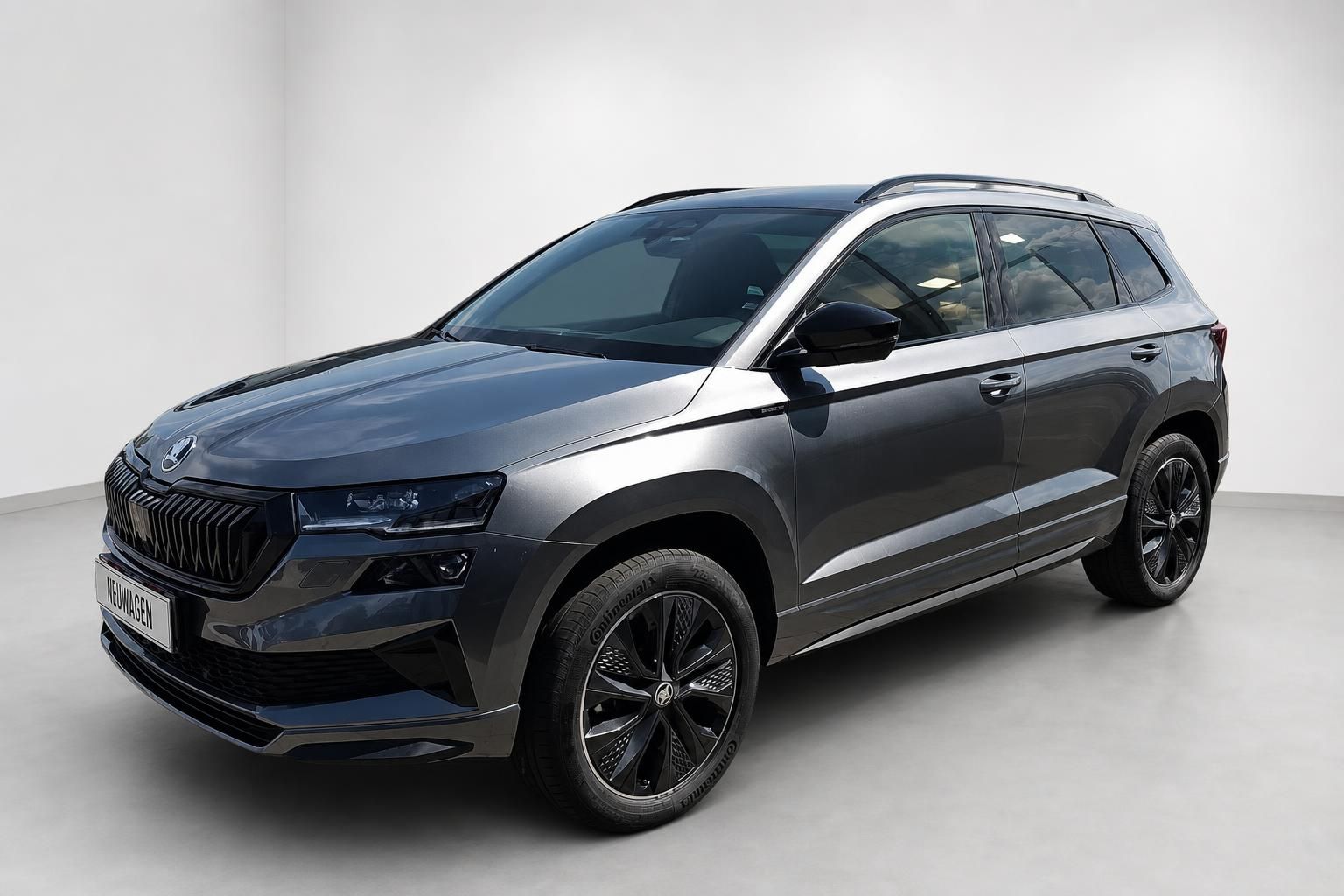 Skoda Karoq grau Frontansicht schraeg im Studio